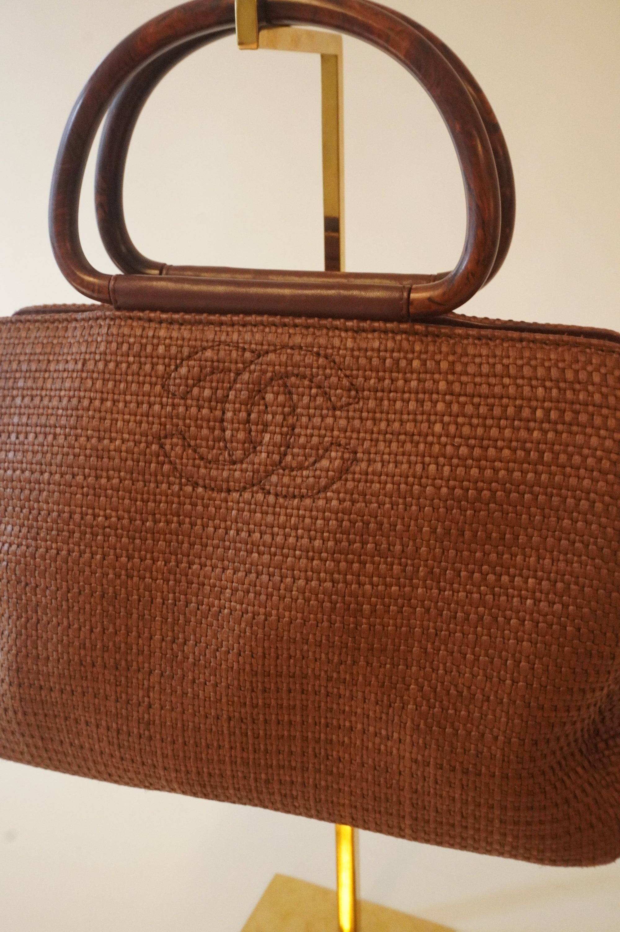 Bolso de mano CC de madera de paja marrón oscuro USADO