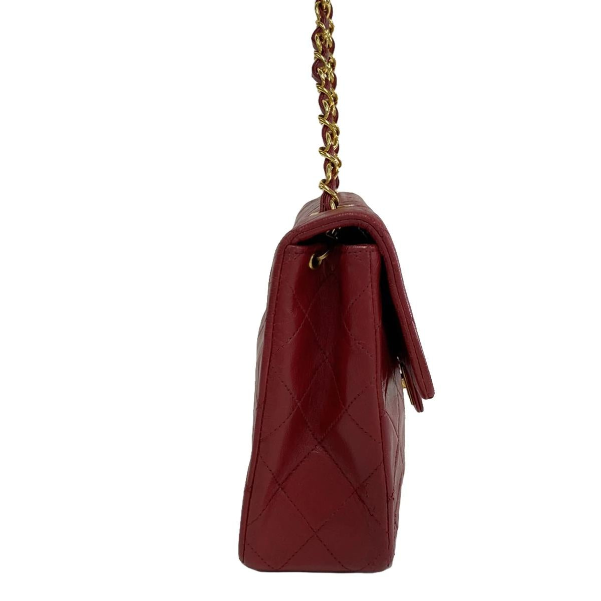 CHANEL - Bolso de hombro de piel de cordero roja Matelasse con solapa simple