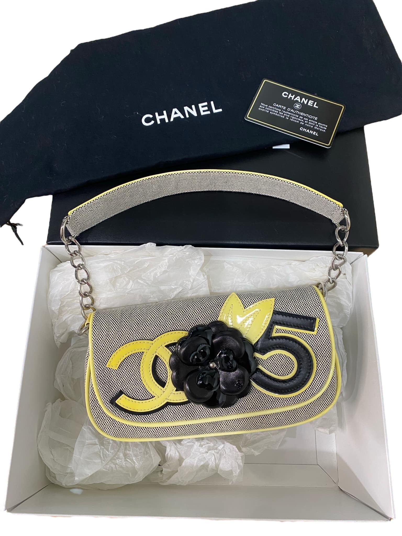 Bolso de hombro CC Camellia de lona color negro marfil de segunda mano