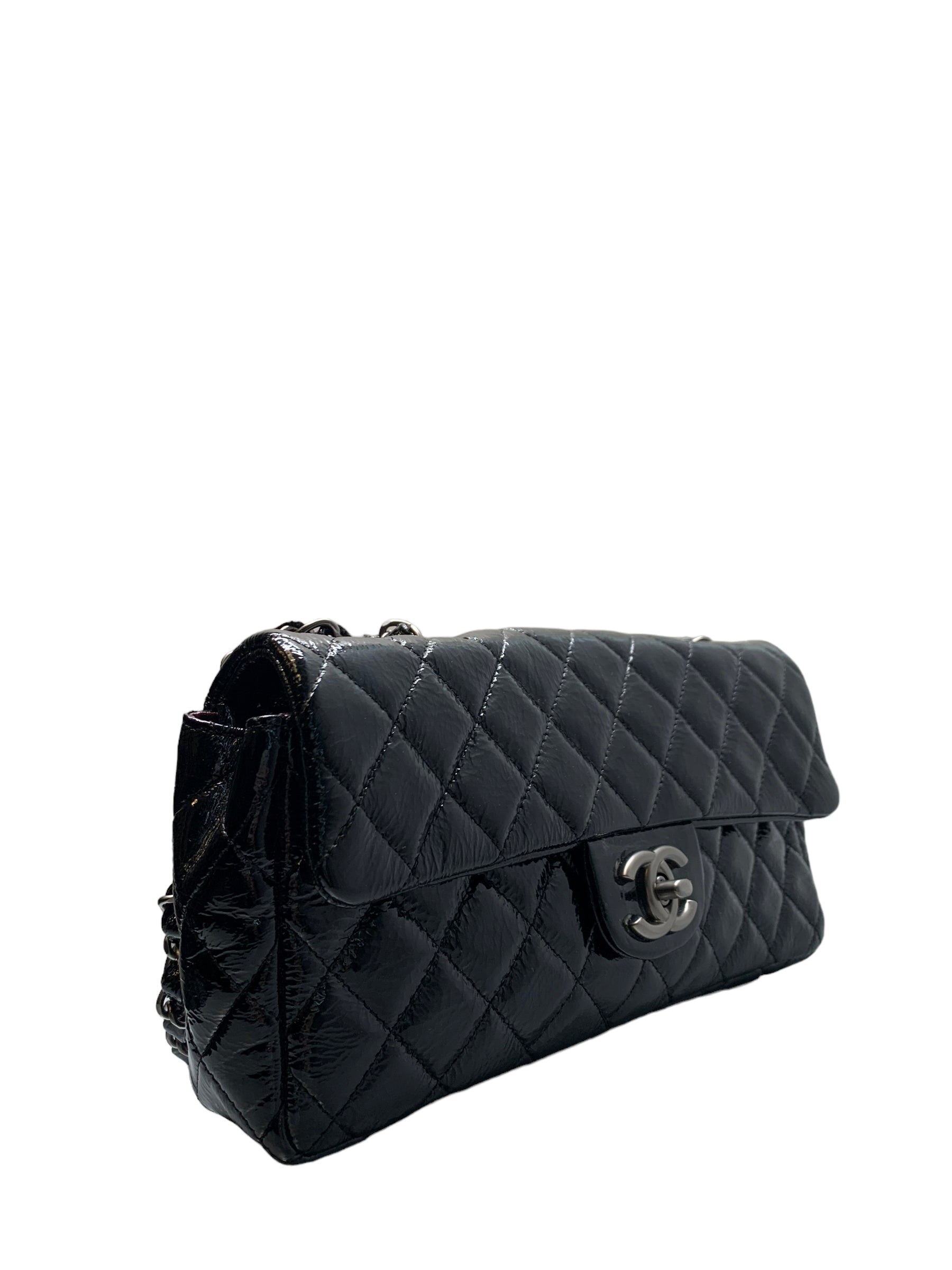 CHANEL - Bolso de mano mediano acolchado de piel de charol negra