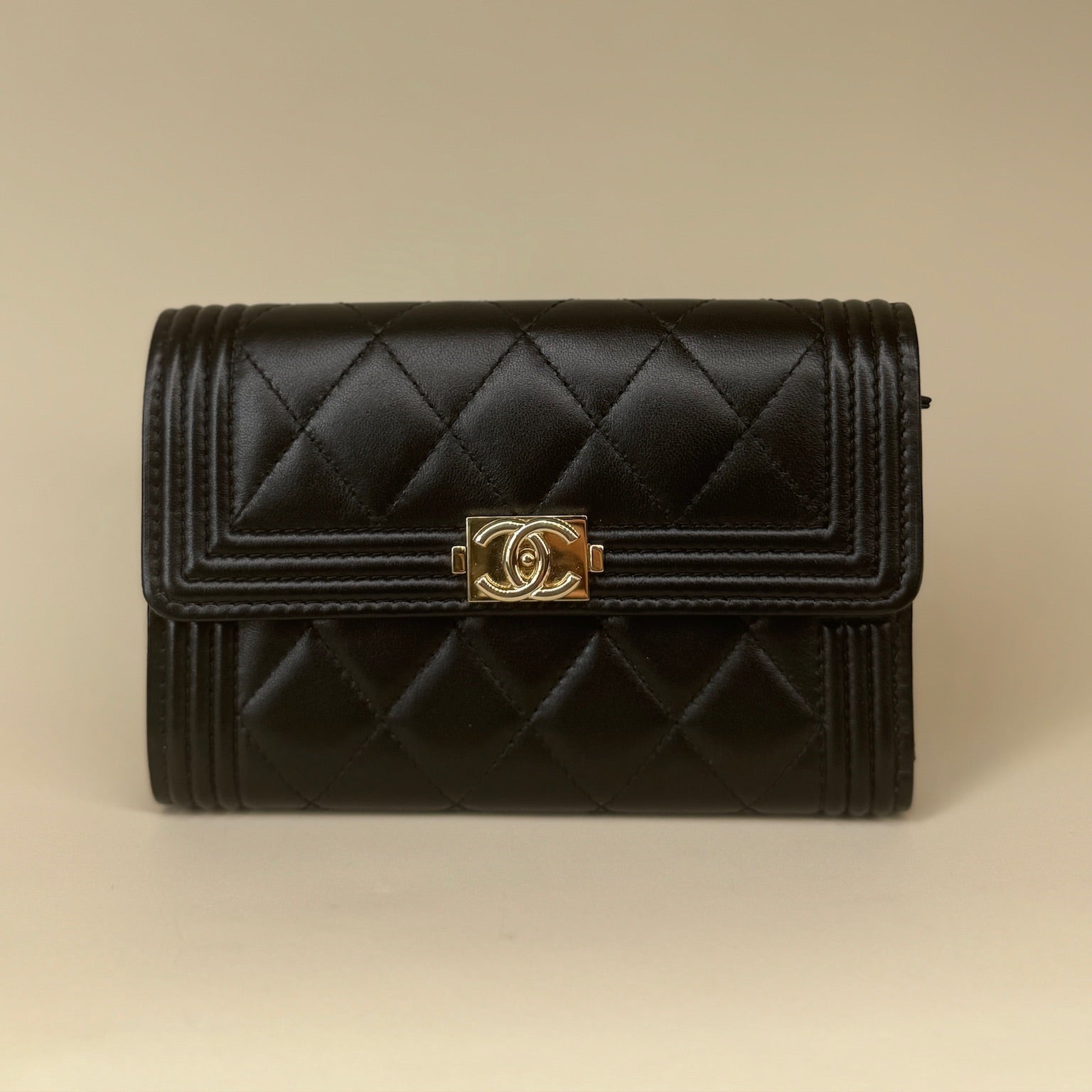 Cartera corta con solapa CC de piel de cordero negra para niño de segunda mano