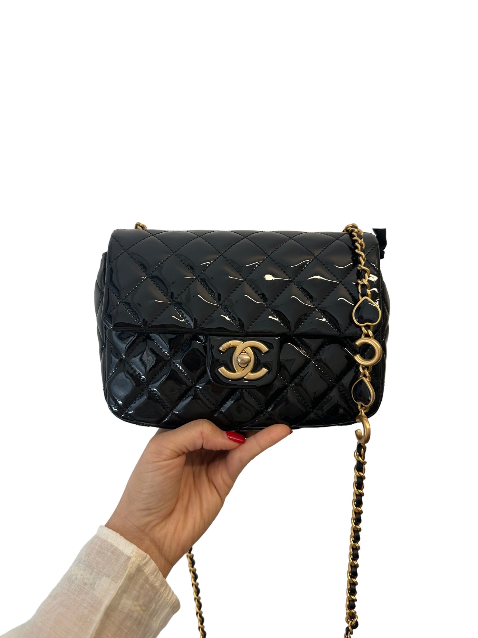 CHANEL - Bolso de mano con solapa cuadrada y pequeños corazones de coco acolchados con esmalte patentado en negro