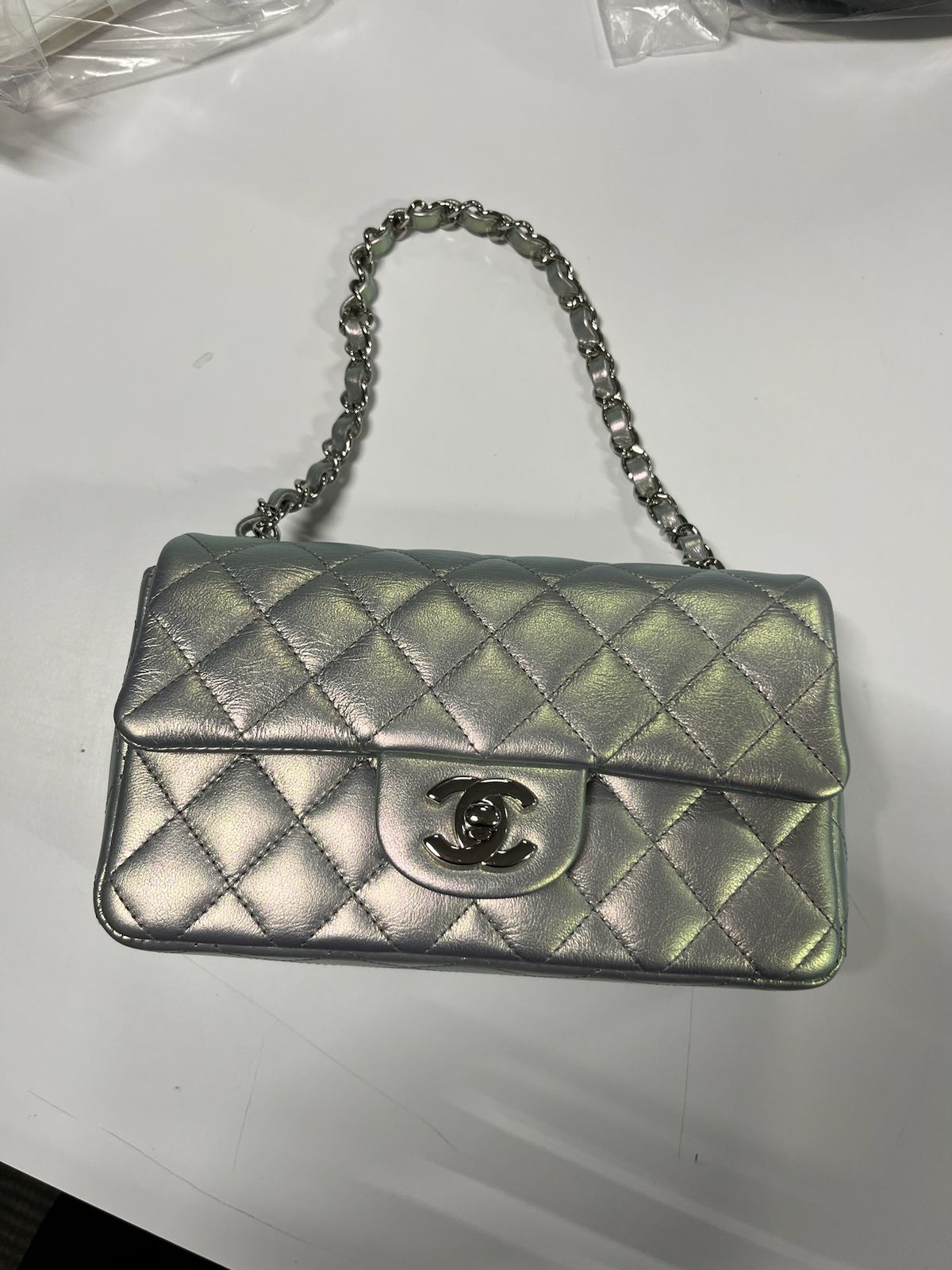 CHANEL - Bolso mini rectangular con solapa de piel de cordero iridiscente plateada