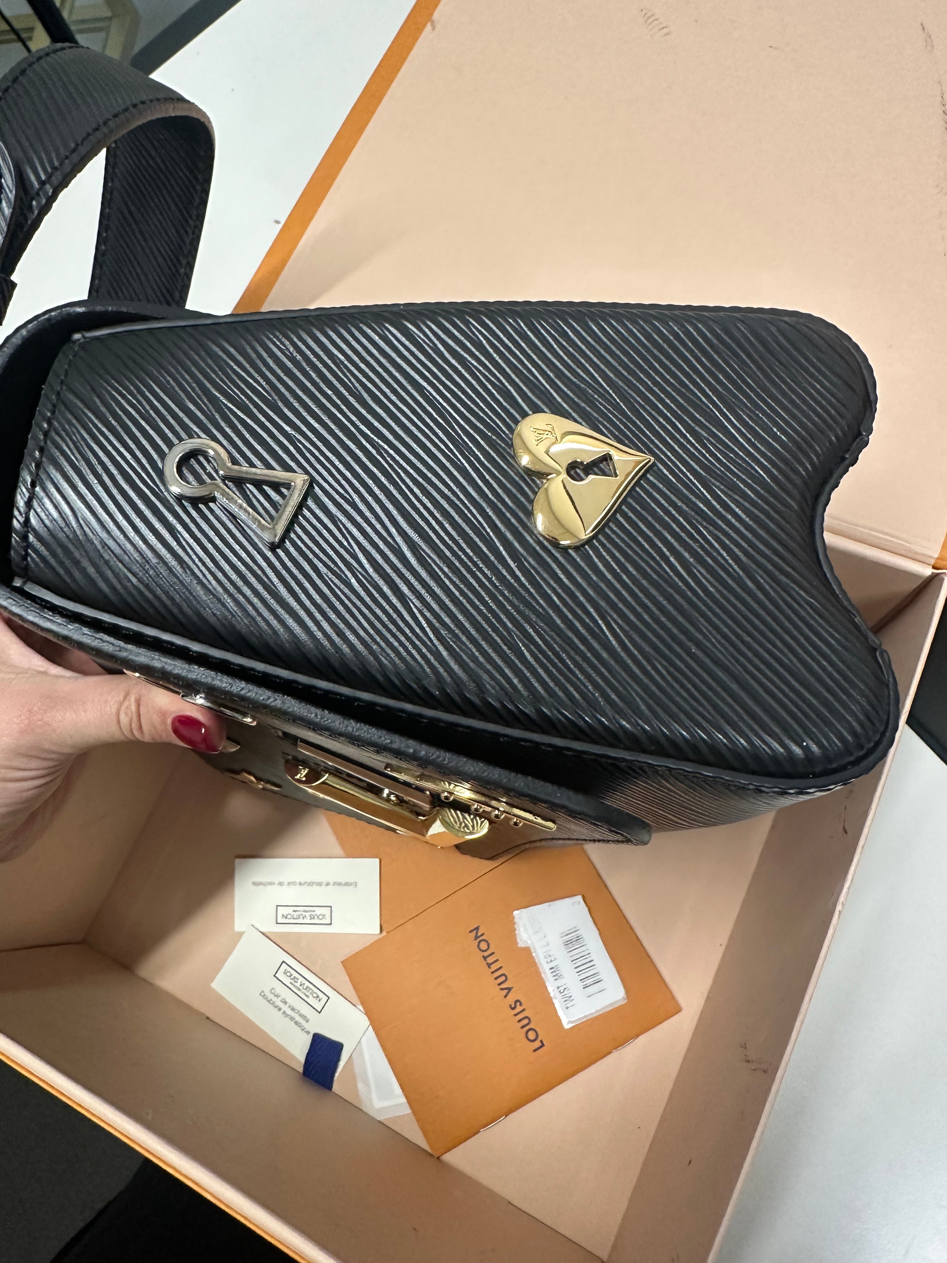 LOUIS VUITTON-
 Bolso de hombro Epi Love Lock Twist MM negro