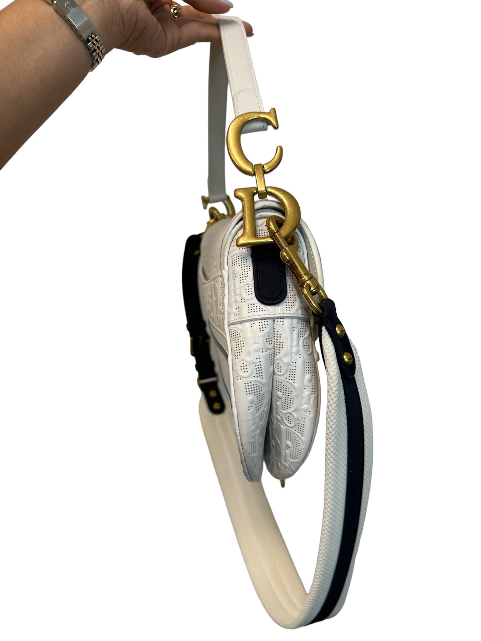 DIOR - Bolso Saddle mediano de piel de becerro perforada con relieve oblicuo en color blanco y azul marino