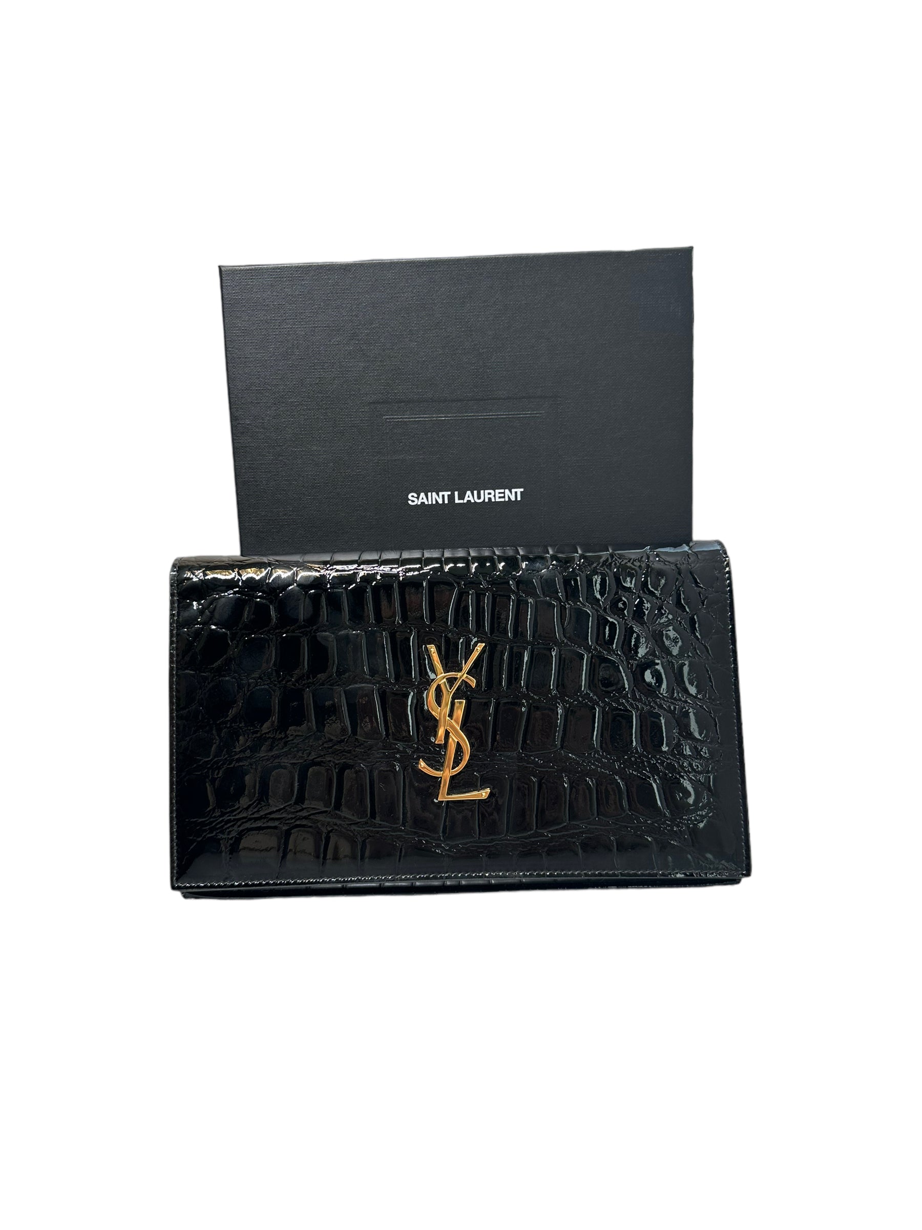 SAINT LAURENT- Bolso cartera con cadena de cocodrilo en relieve y monograma 