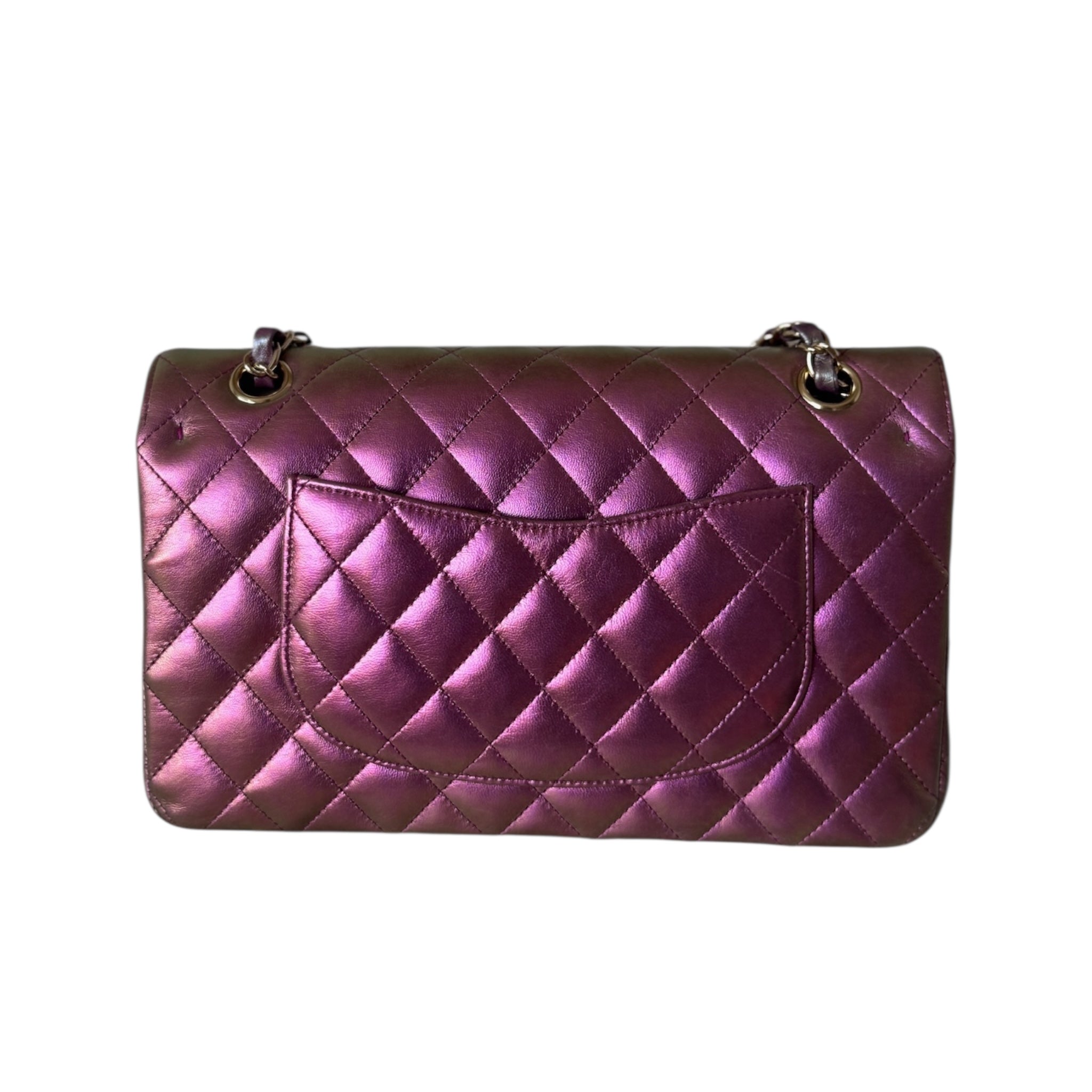 Bolso de hombro mediano CC Classic con doble solapa y acolchado de piel de cordero iridiscente de segunda mano