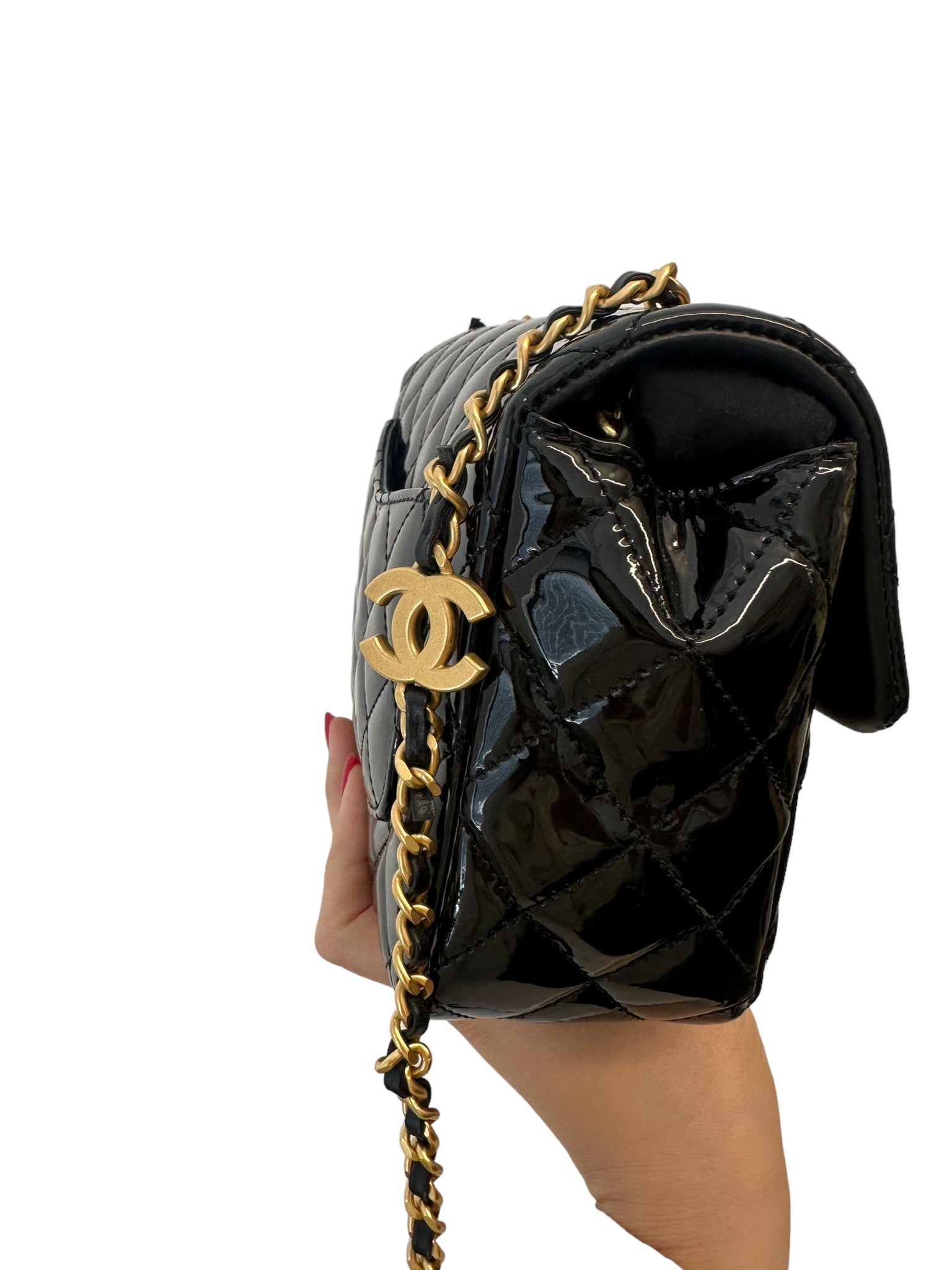 CHANEL - Bolso de mano con solapa cuadrada y pequeños corazones de coco acolchados con esmalte patentado en negro