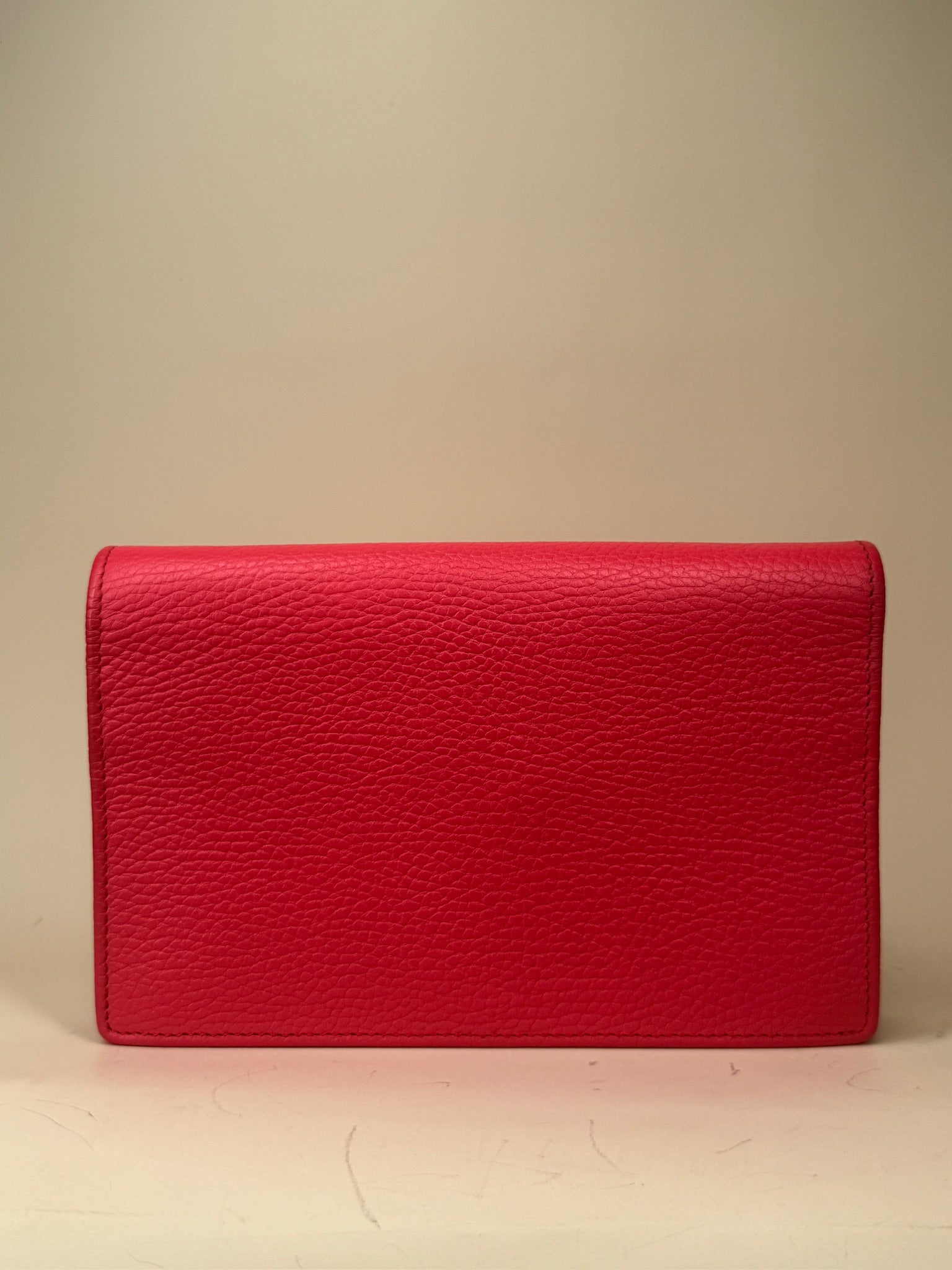 Cartera GG Marmont rosa neón con cadena de segunda mano