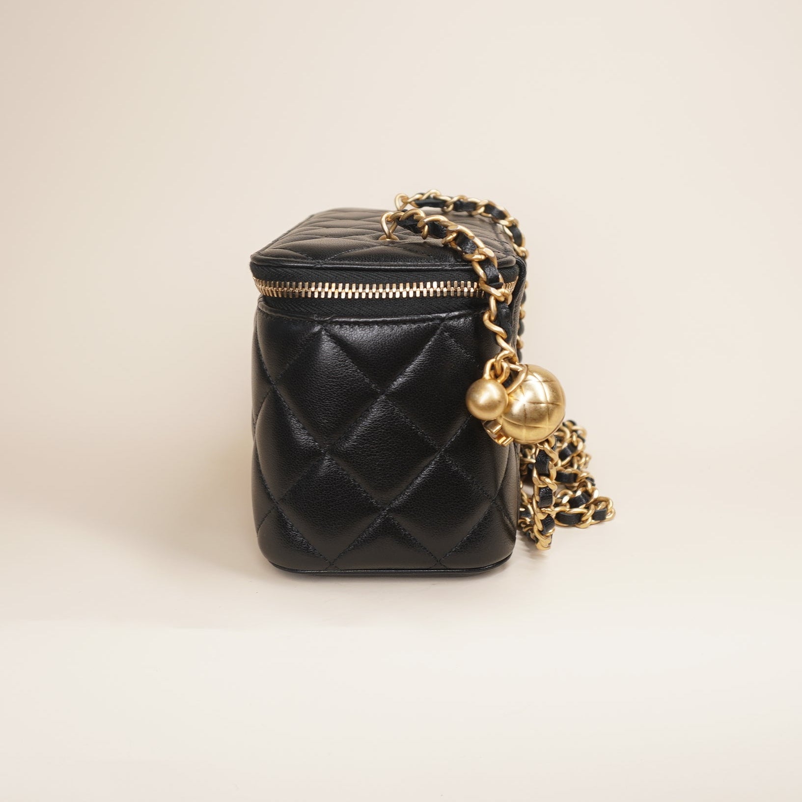 PRE-OWNED Lambskin Quilted Pearl Crush Small Vanity Case With Chain Black