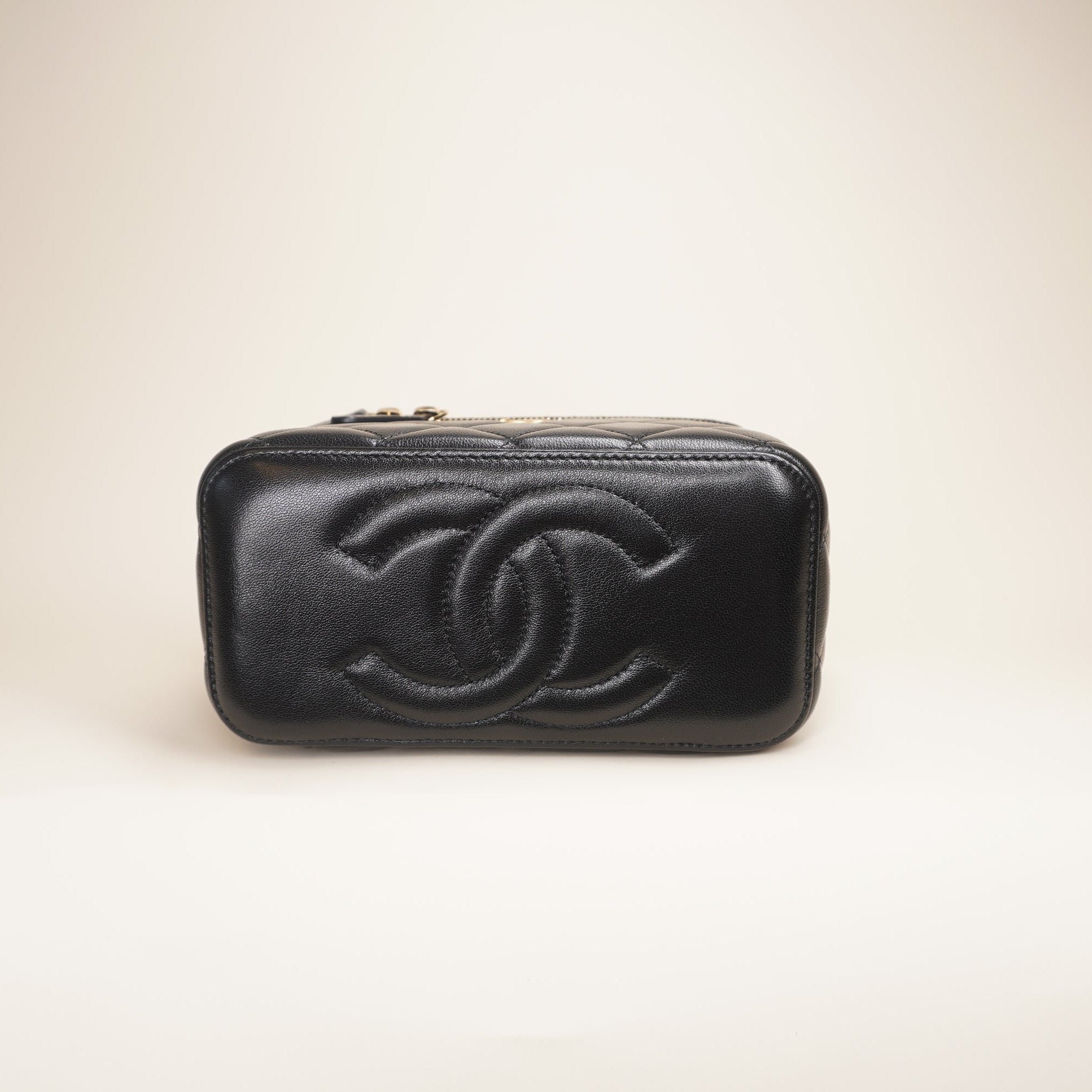 PRE-OWNED Lambskin Quilted Pearl Crush Small Vanity Case With Chain Black