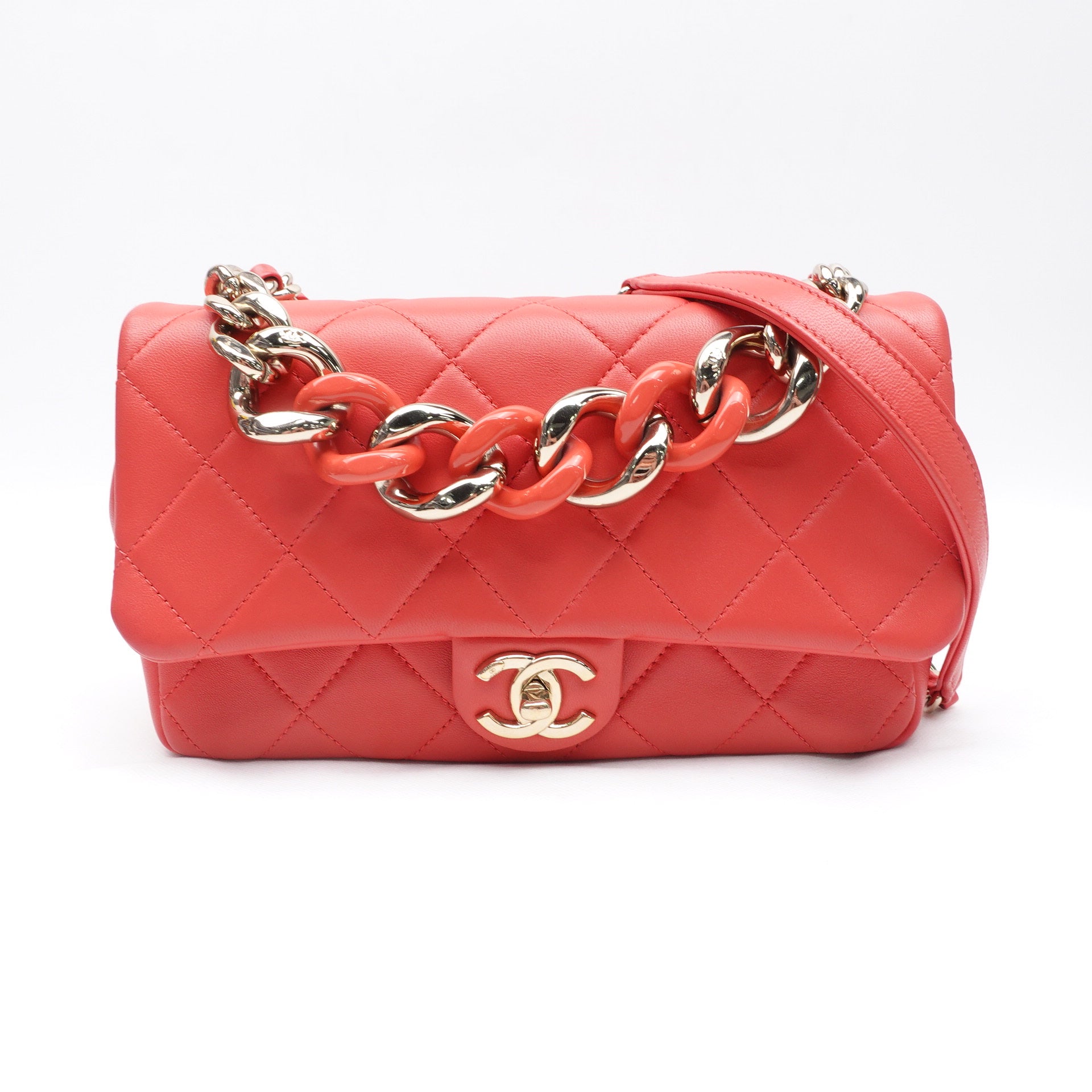 Elegante bolso de hombro con solapa y cadena de piel de cordero acolchada roja CC USADO