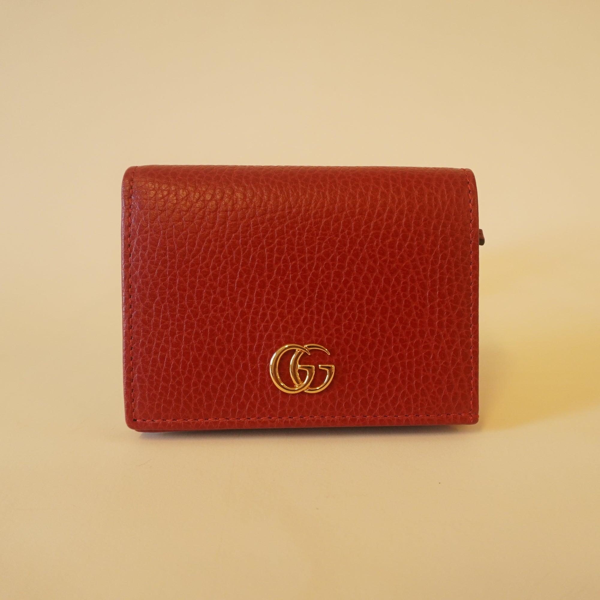 PRE-OWNED GG Red Pebbled Calfskin GG Marmont Card Case Hibiscus
