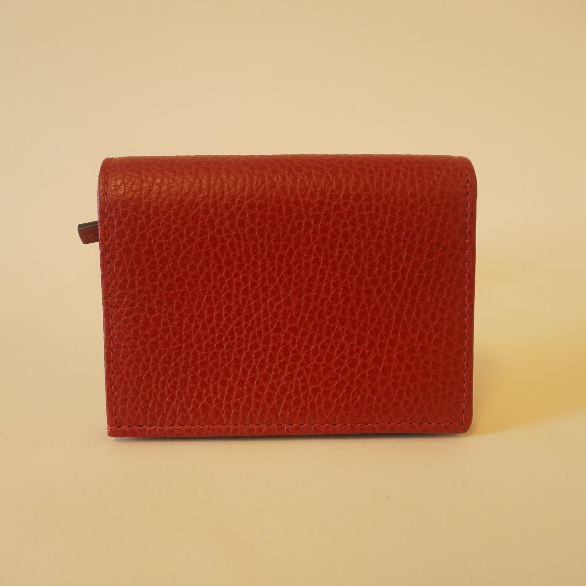 PRE-OWNED GG Red Pebbled Calfskin GG Marmont Card Case Hibiscus