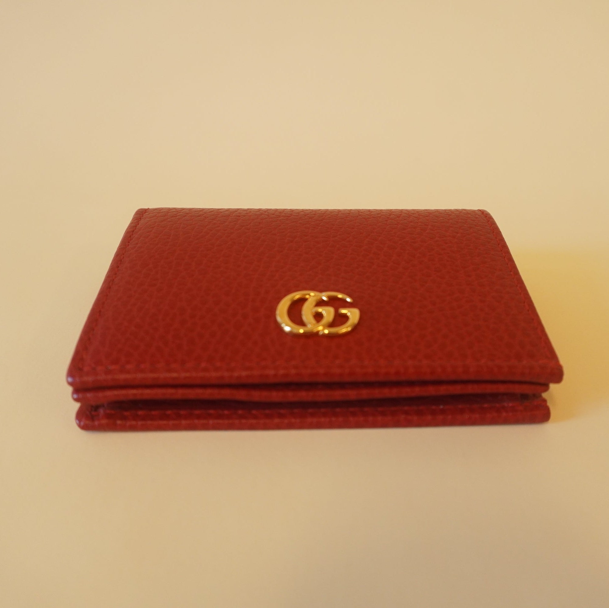 PRE-OWNED GG Red Pebbled Calfskin GG Marmont Card Case Hibiscus
