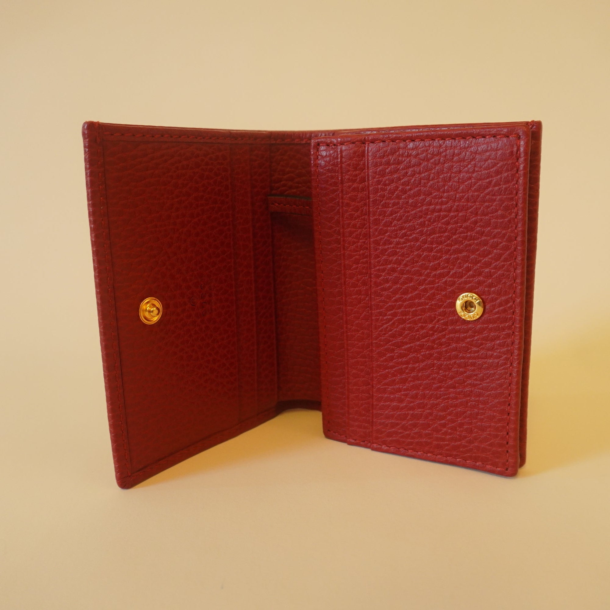 PRE-OWNED GG Red Pebbled Calfskin GG Marmont Card Case Hibiscus
