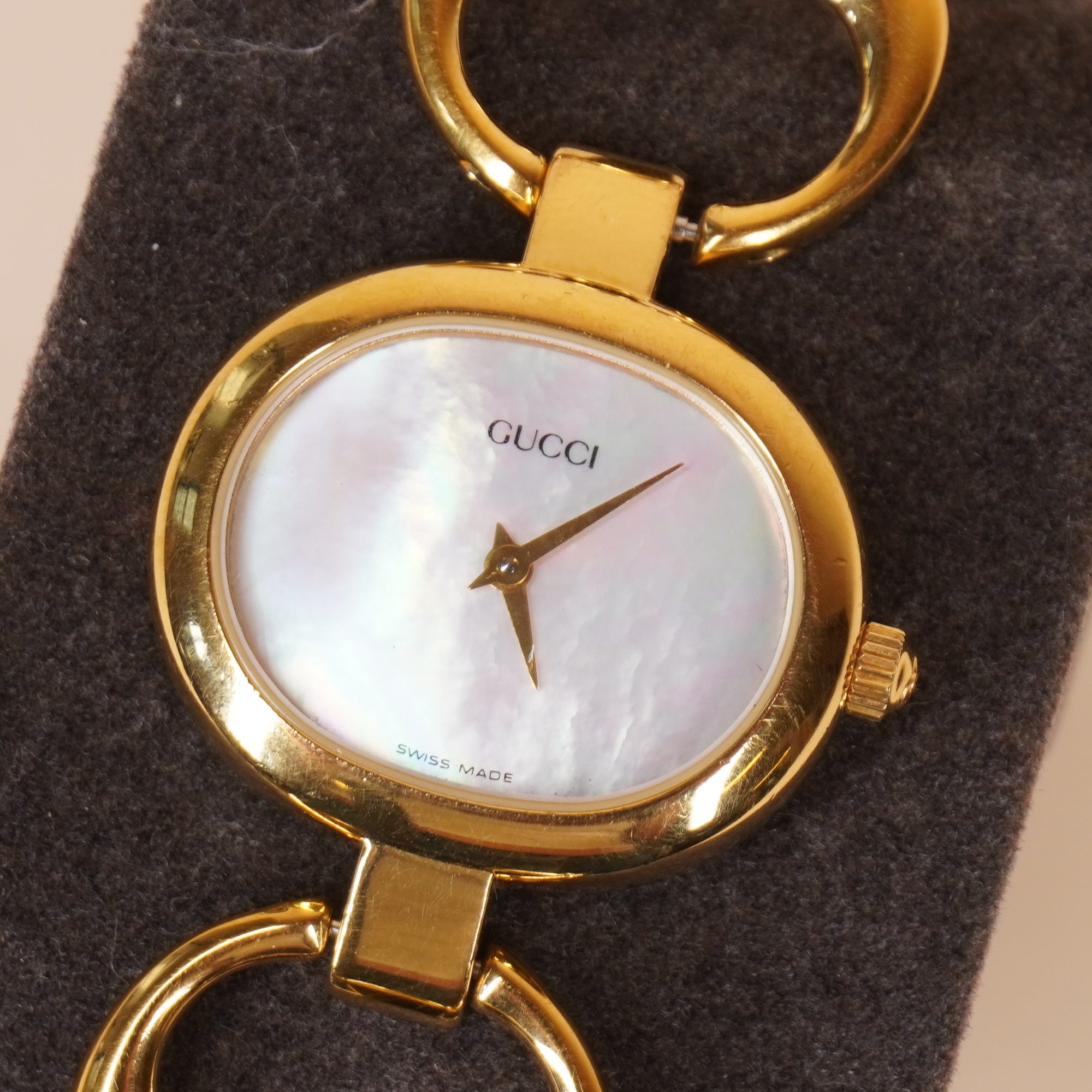 PRE-OWNED GG 1600 Shell White Dial Vintage Women's Gold Quartz Watch 26 mm