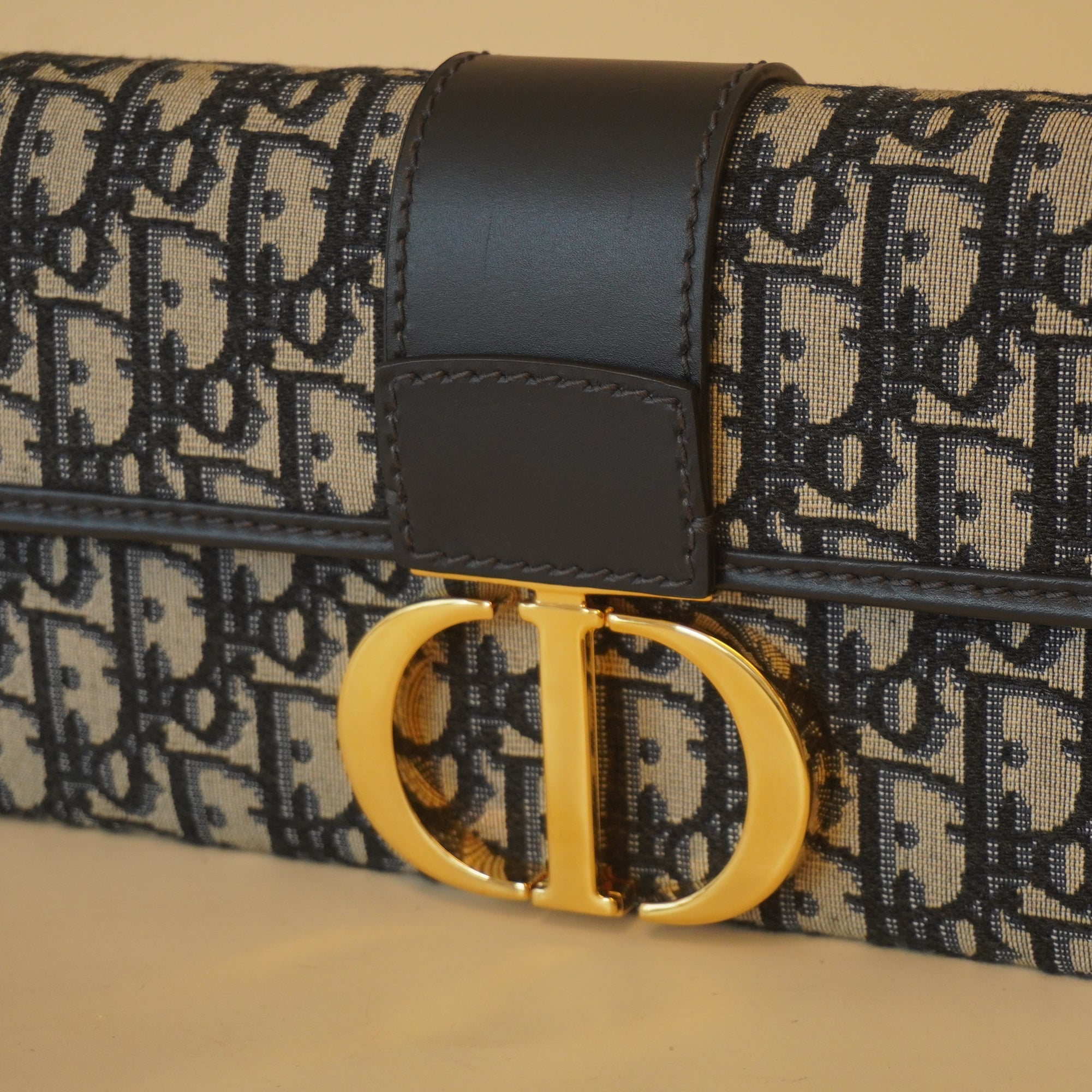 PRE-OWNED Navy Oblique 30 Montaigne Wallet on a Chain