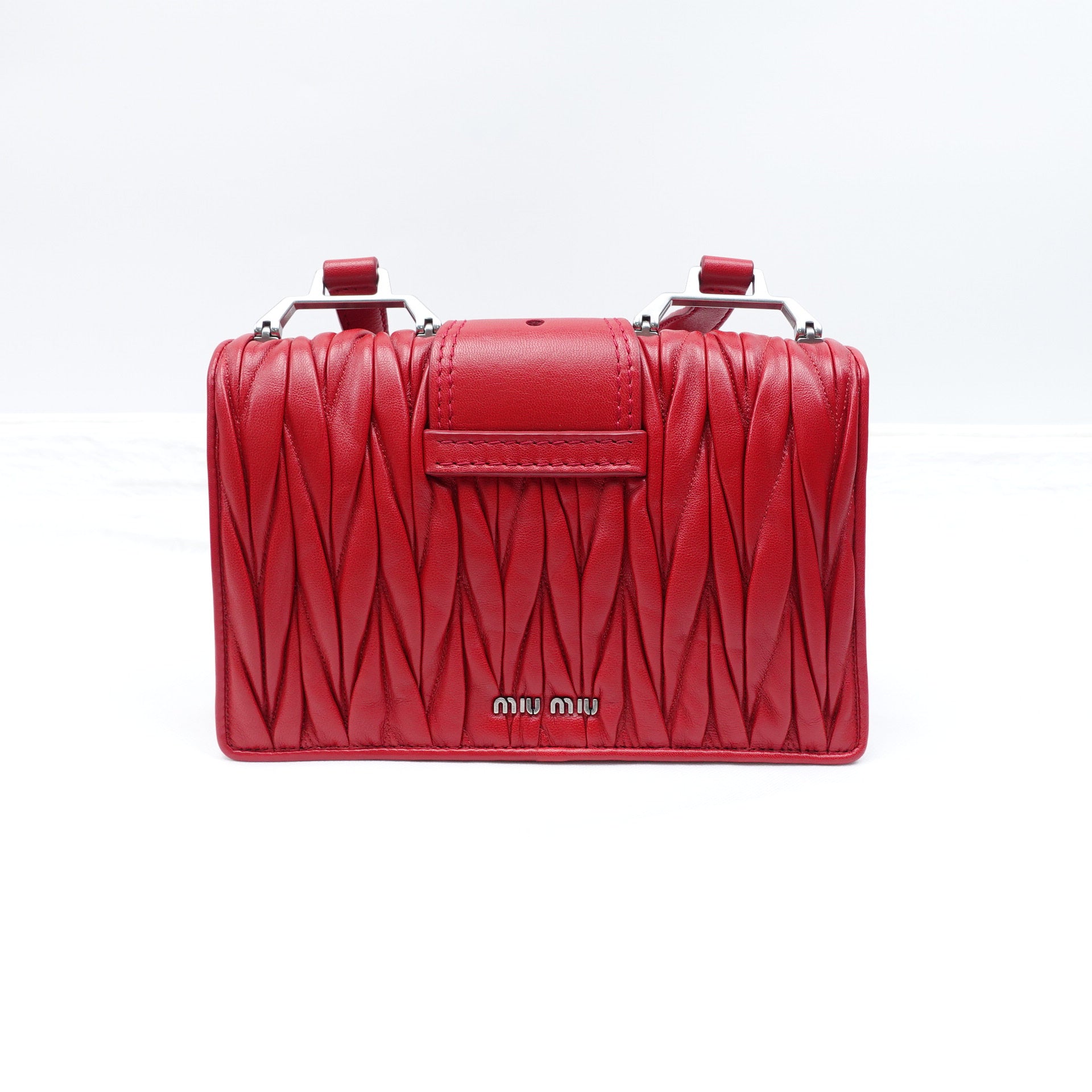 Bolso de hombro para mujer de napa roja matelasse con adornos de cristales USADO