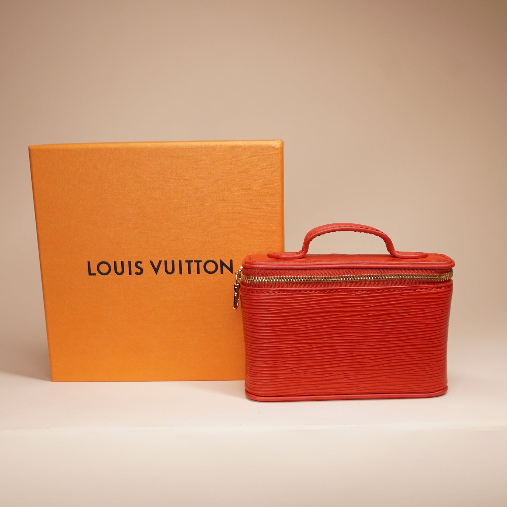 PRE-OWNED LV Red Epi Nice Beauty