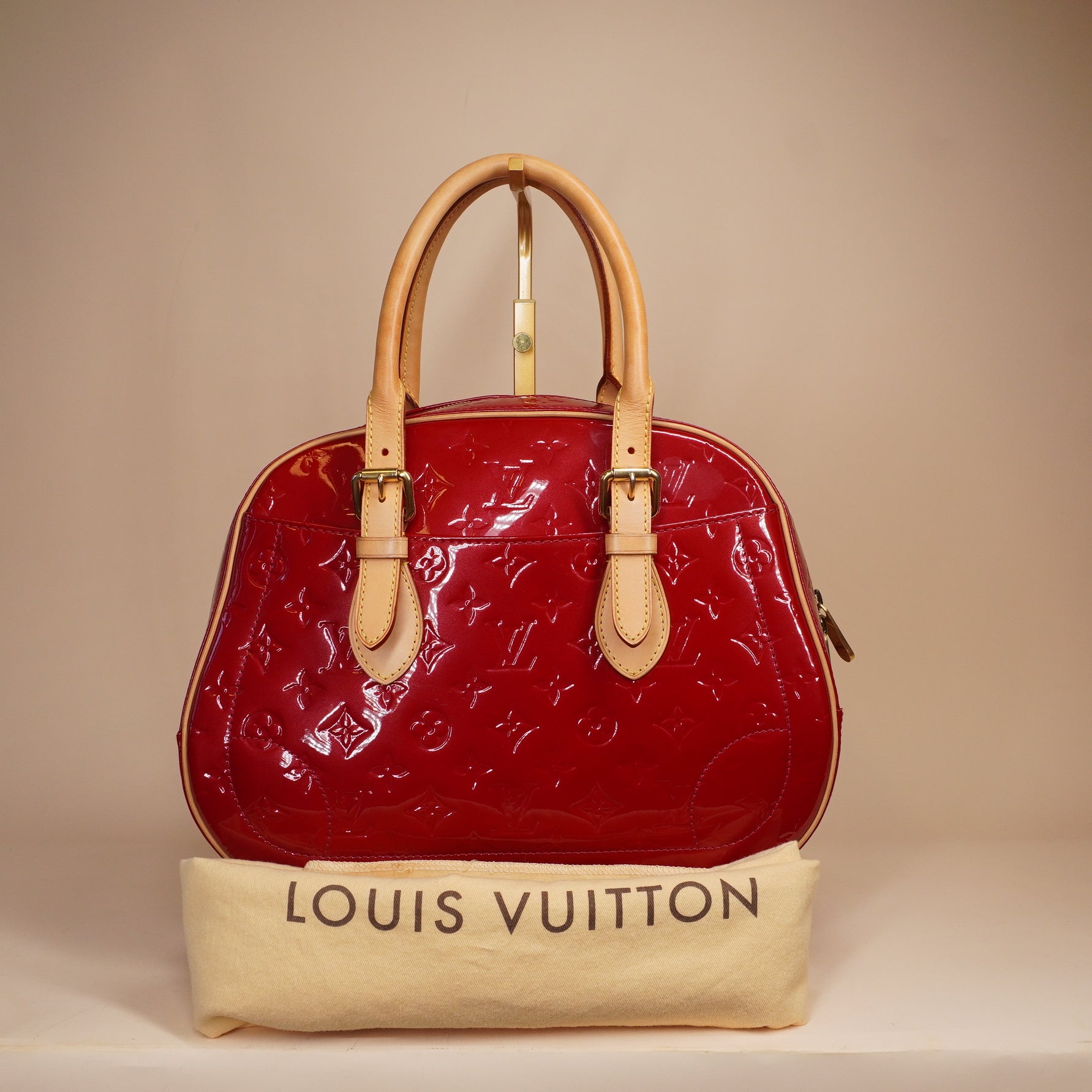 PRE-OWNED LV Vernis Summit Drive Pomme D'Amour Hand Bag