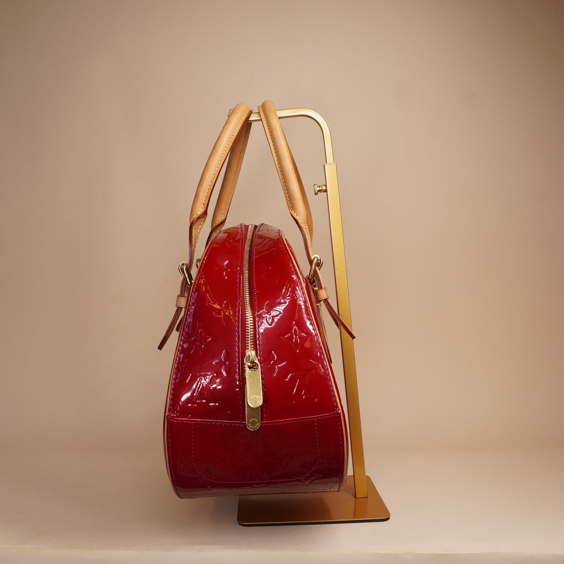 PRE-OWNED LV Vernis Summit Drive Pomme D'Amour Hand Bag