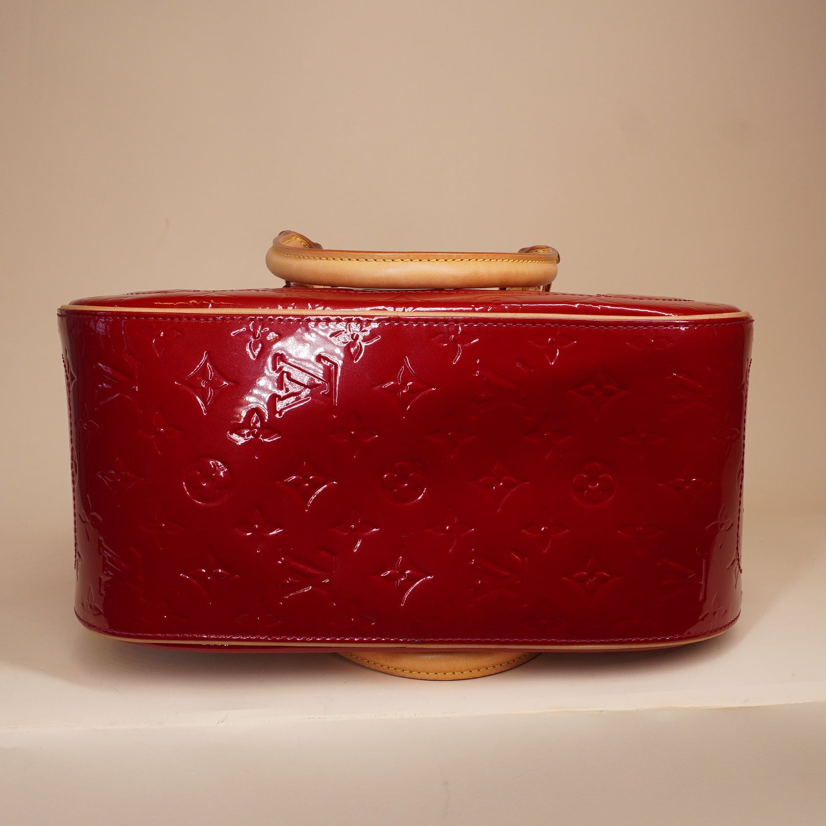 PRE-OWNED LV Vernis Summit Drive Pomme D'Amour Hand Bag