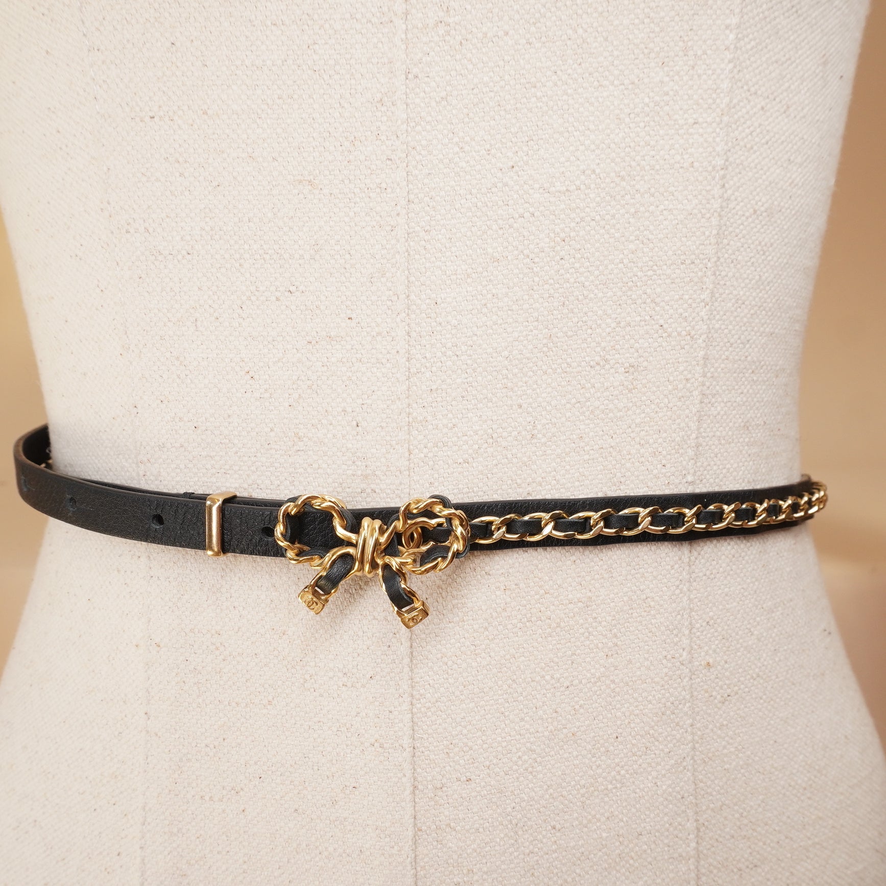 PRE-OWNED CC A22 Bow Chain Belt