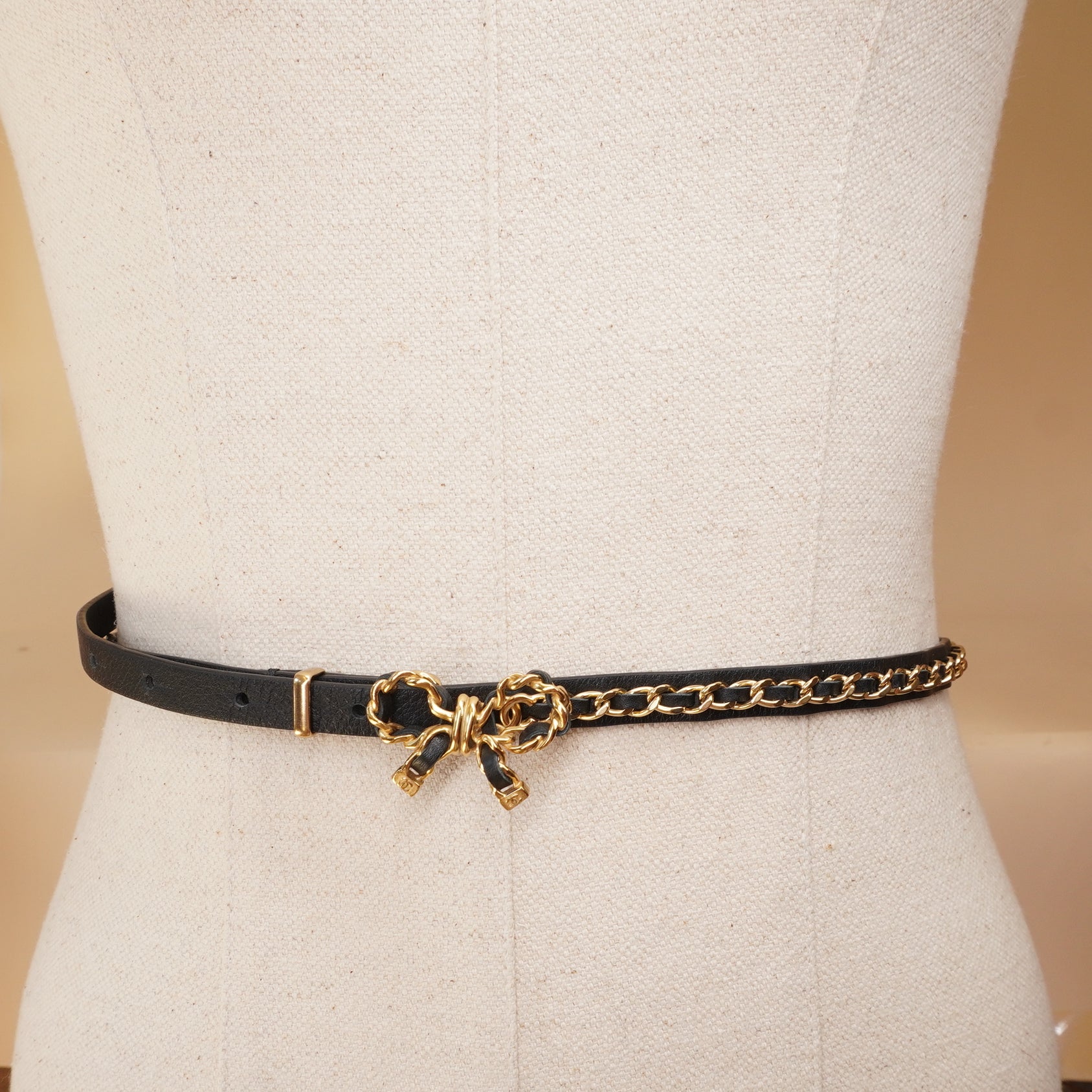 PRE-OWNED CC A22 Bow Chain Belt
