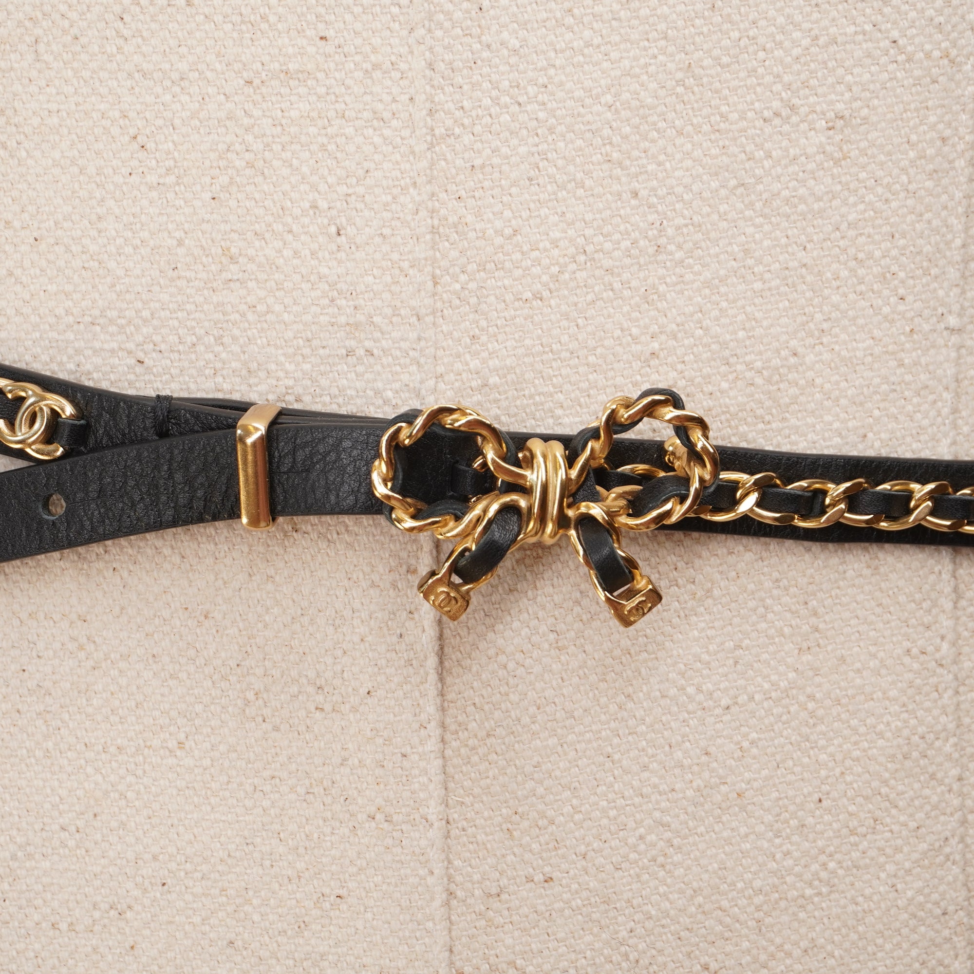 PRE-OWNED CC A22 Bow Chain Belt