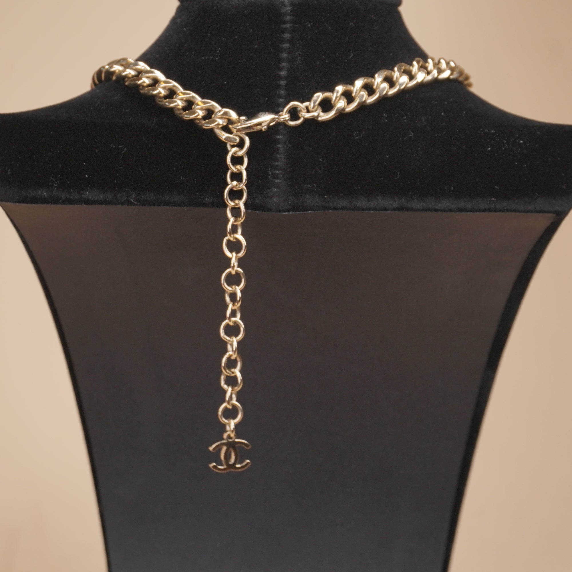 PRE-OWNED CC Tone Crystal Heart Choker In Silver