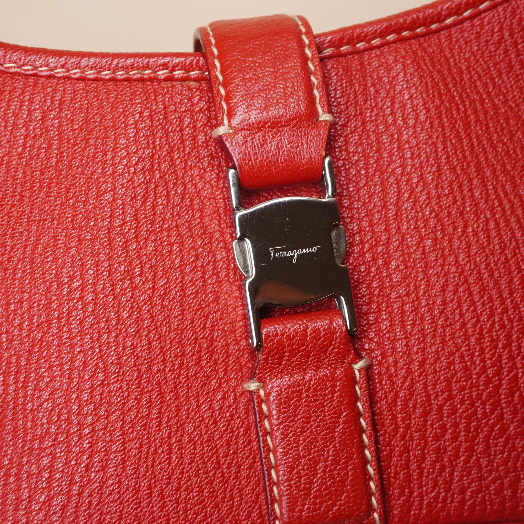 PRE-OWNED Vara Red Leather Shoulder Bag