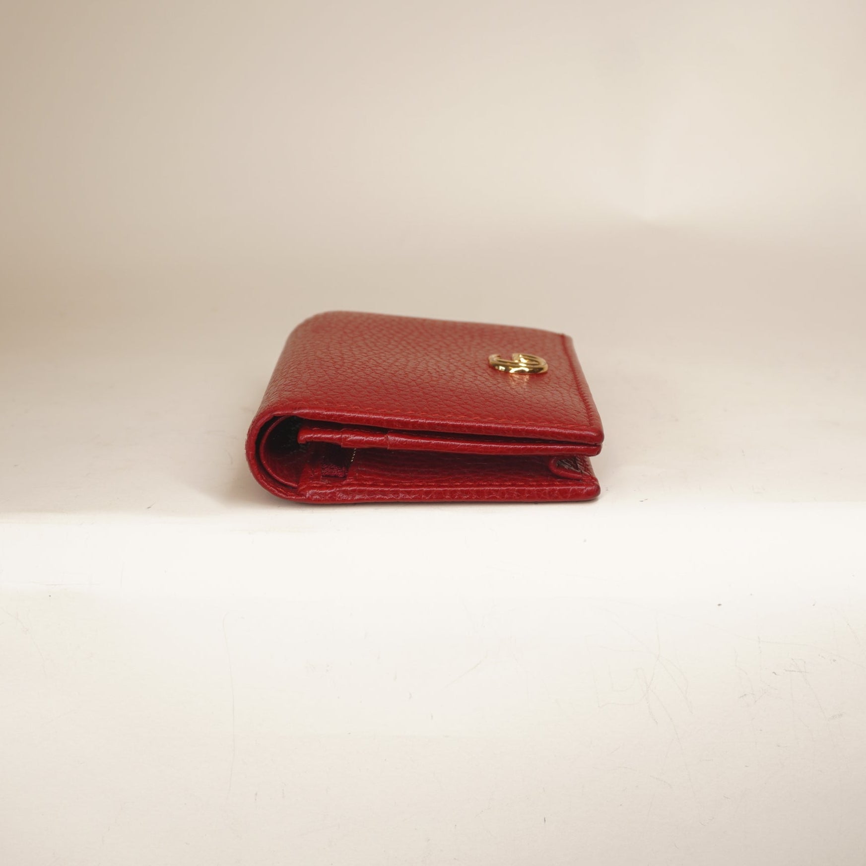 PRE-OWNED Pebbled Calfskin GG Marmont Card Case Hibiscus Red