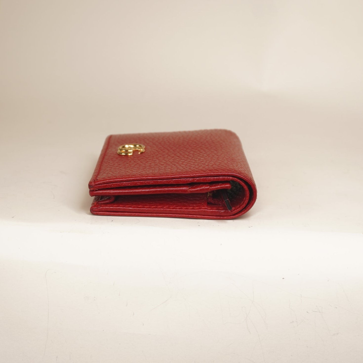 PRE-OWNED Pebbled Calfskin GG Marmont Card Case Hibiscus Red