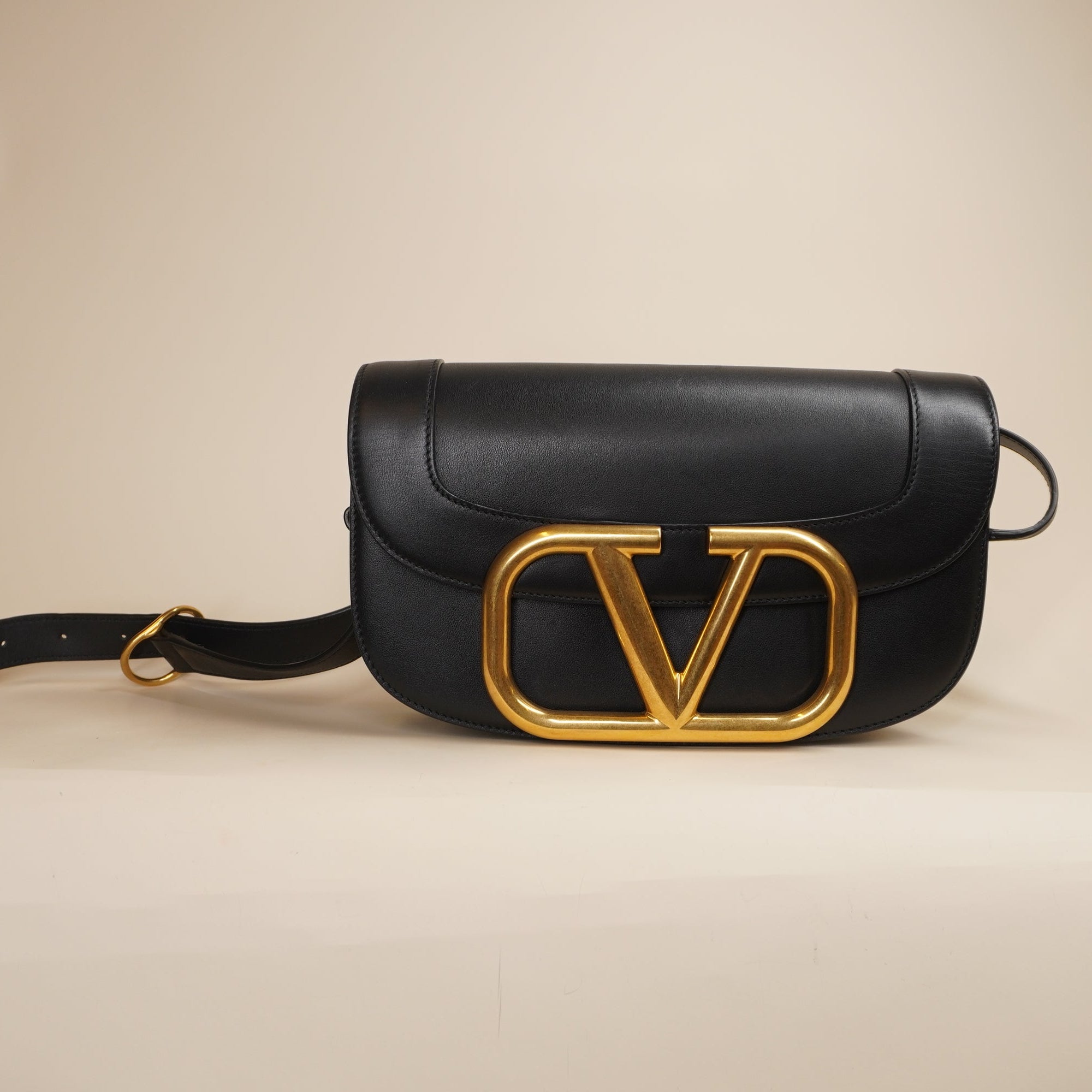 PRE-OWNED Supervee Leather Shoulder Bag Black