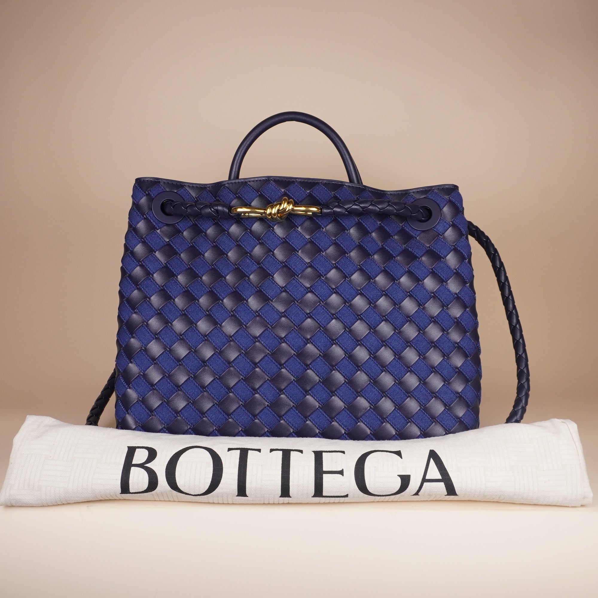 PRE-OWNED Abyss Indigo Nappa Intrecciato Denim Medium Andiamo Shoulder Bag