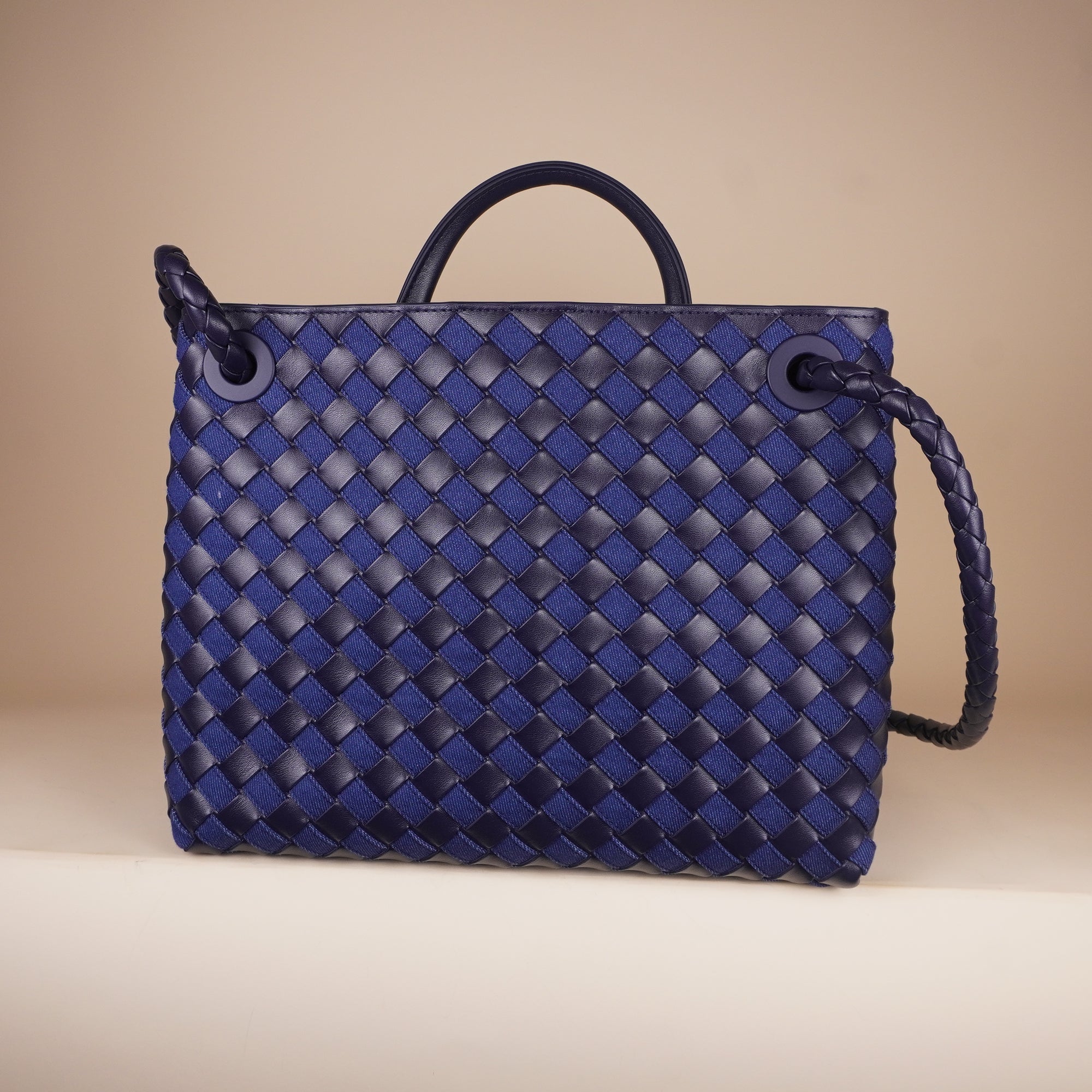 PRE-OWNED Abyss Indigo Nappa Intrecciato Denim Medium Andiamo Shoulder Bag