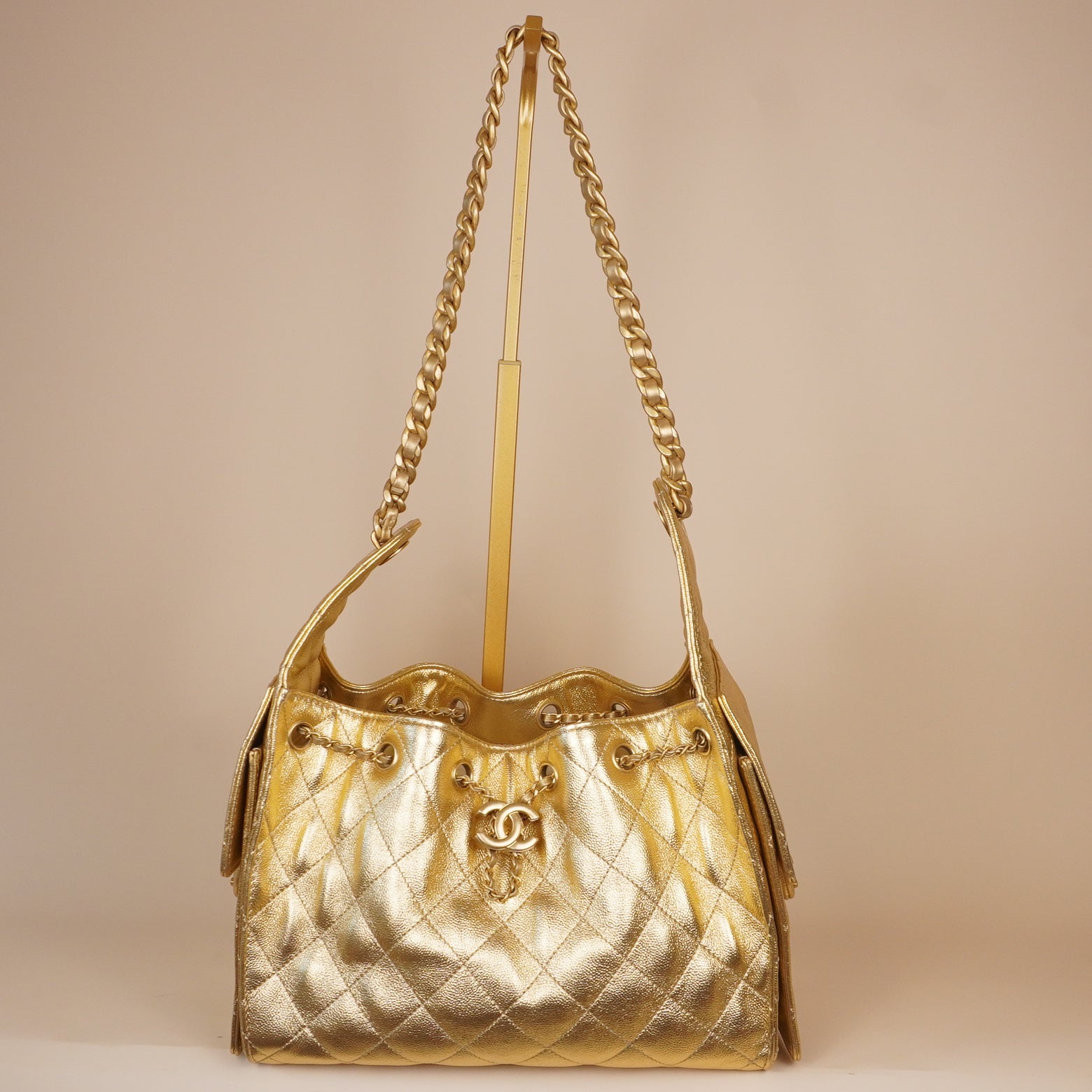 PRE-OWNED Metallic Caviar Quilted Mini CC 25 Handbag Gold