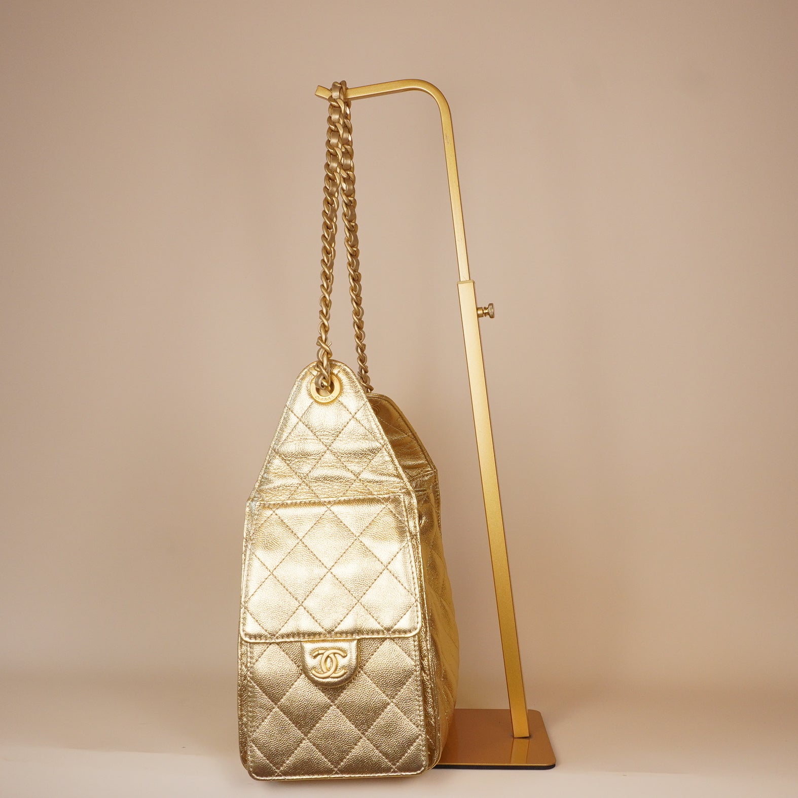 PRE-OWNED Metallic Caviar Quilted Mini CC 25 Handbag Gold