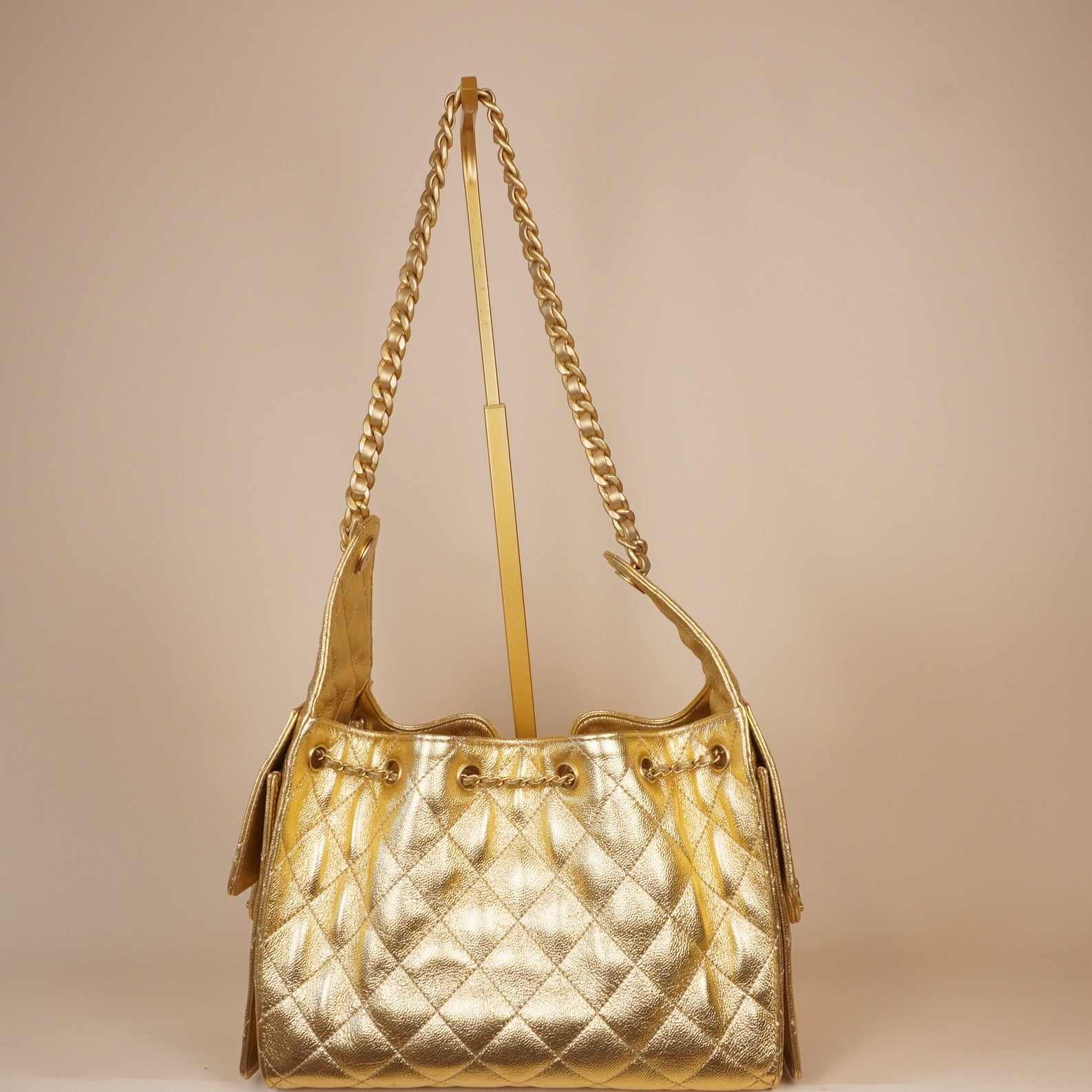 PRE-OWNED Metallic Caviar Quilted Mini CC 25 Handbag Gold
