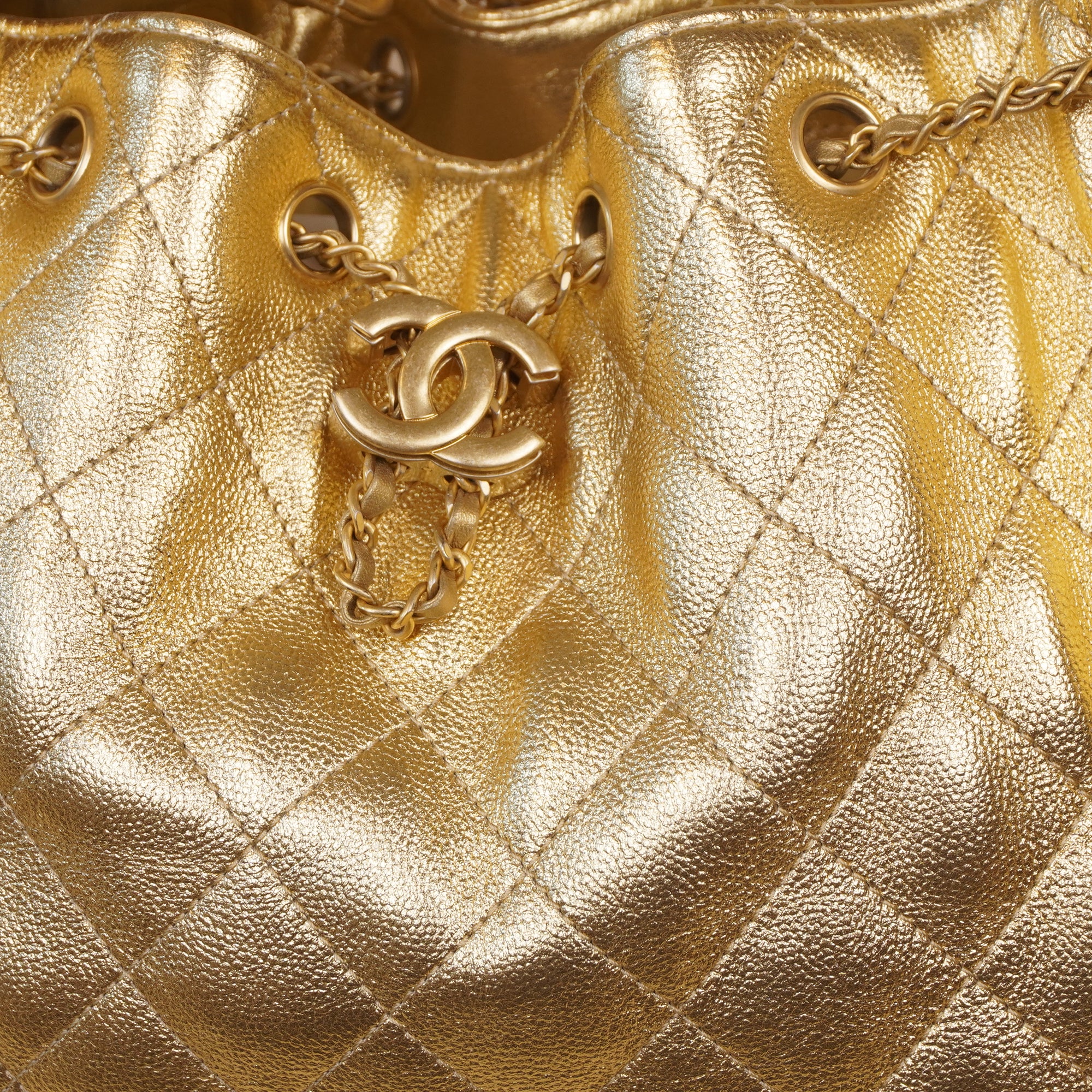 PRE-OWNED Metallic Caviar Quilted Mini CC 25 Handbag Gold