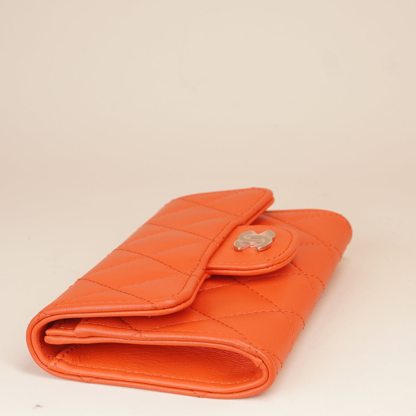 PRE-OWNED CC Caviar Quilted Classic 4 Key Holder Wallet Orange Red