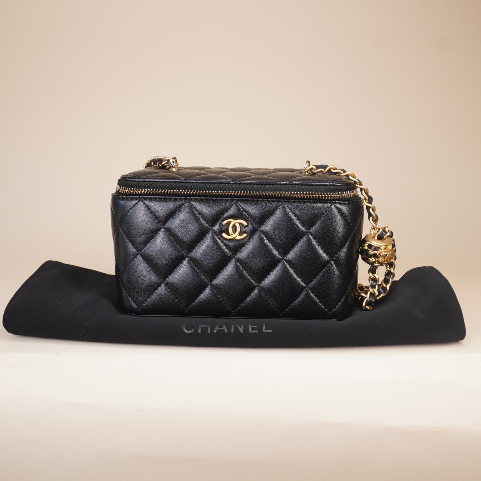 PRE-OWNED CC Black Lambskin Quilted Pearl Crush Small Vanity Case Crossbody Bag