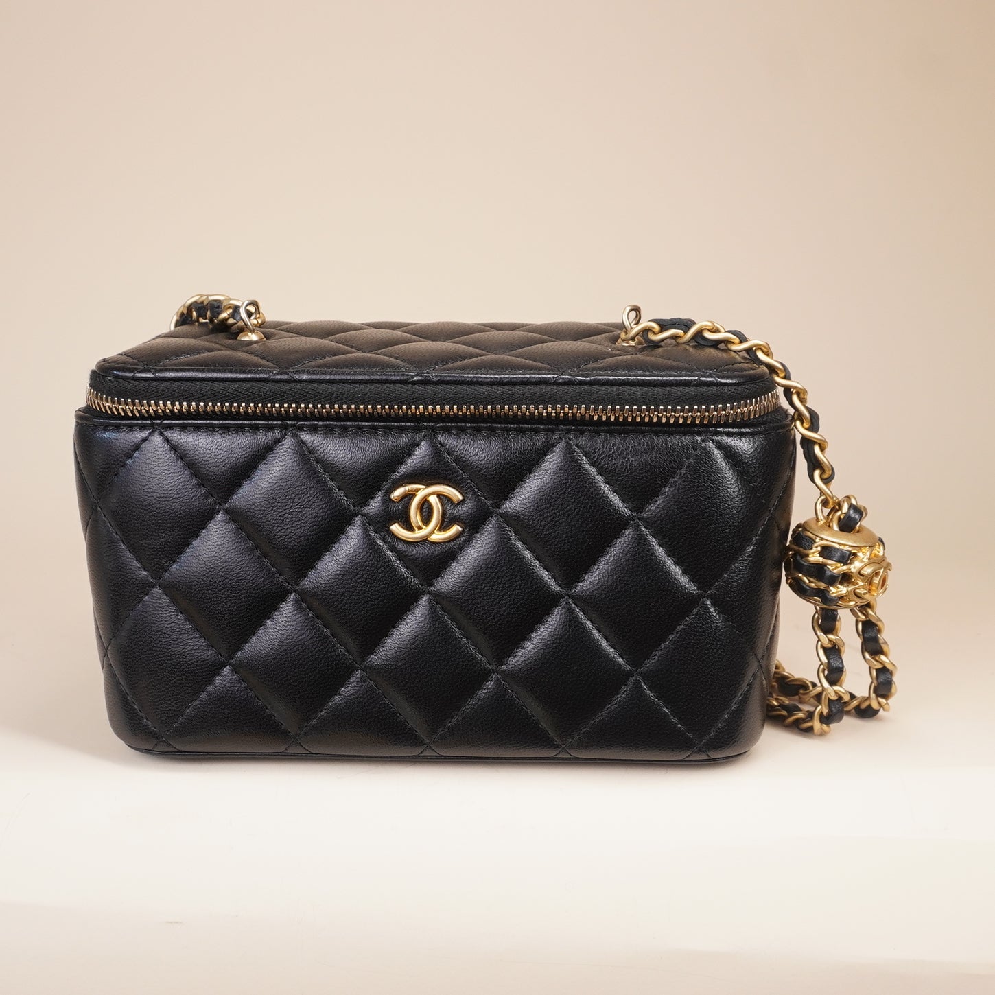 PRE-OWNED CC Black Lambskin Quilted Pearl Crush Small Vanity Case Crossbody Bag
