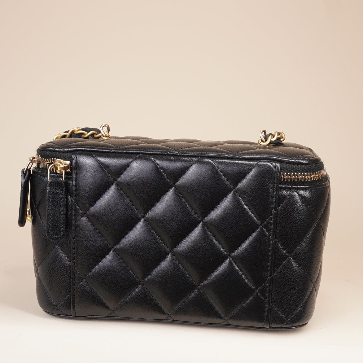 PRE-OWNED CC Black Lambskin Quilted Pearl Crush Small Vanity Case Crossbody Bag