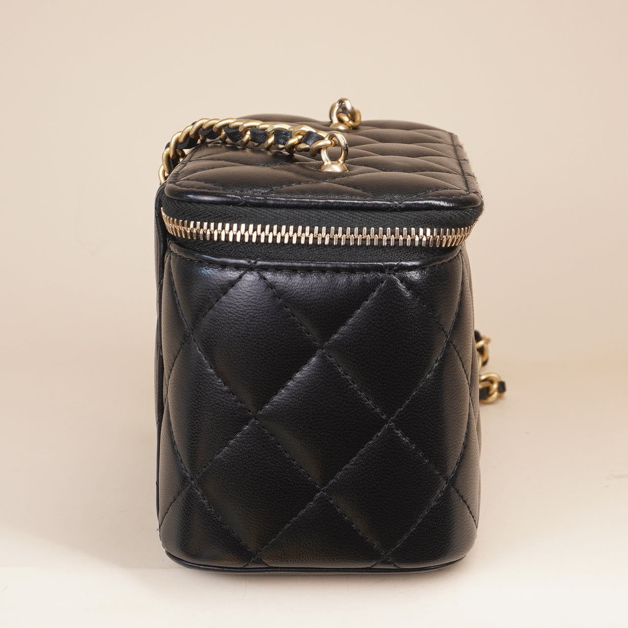 PRE-OWNED CC Black Lambskin Quilted Pearl Crush Small Vanity Case Crossbody Bag