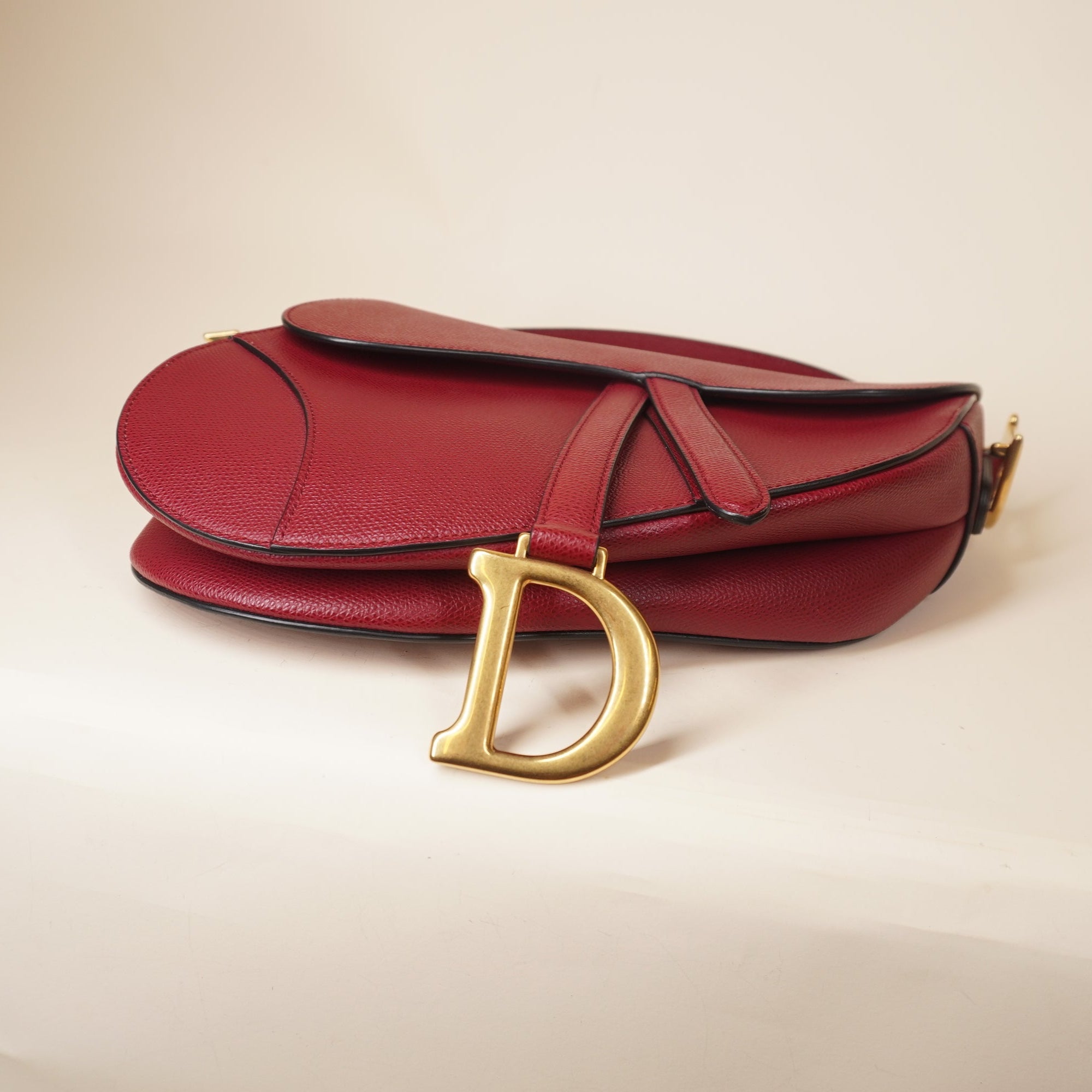 PRE-OWNED Saddle Medium Red Calfskin Leather Shoulder Bag