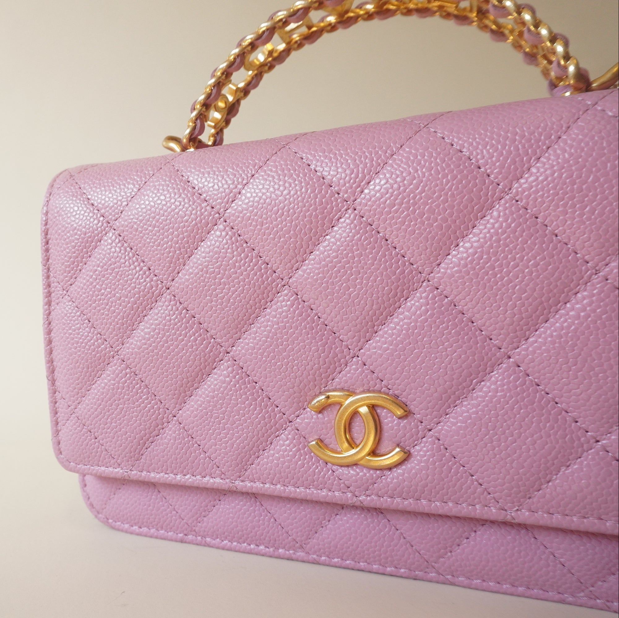 Cartera con cadena acolchada CC Shiny Caviar Pick Me Up de segunda mano