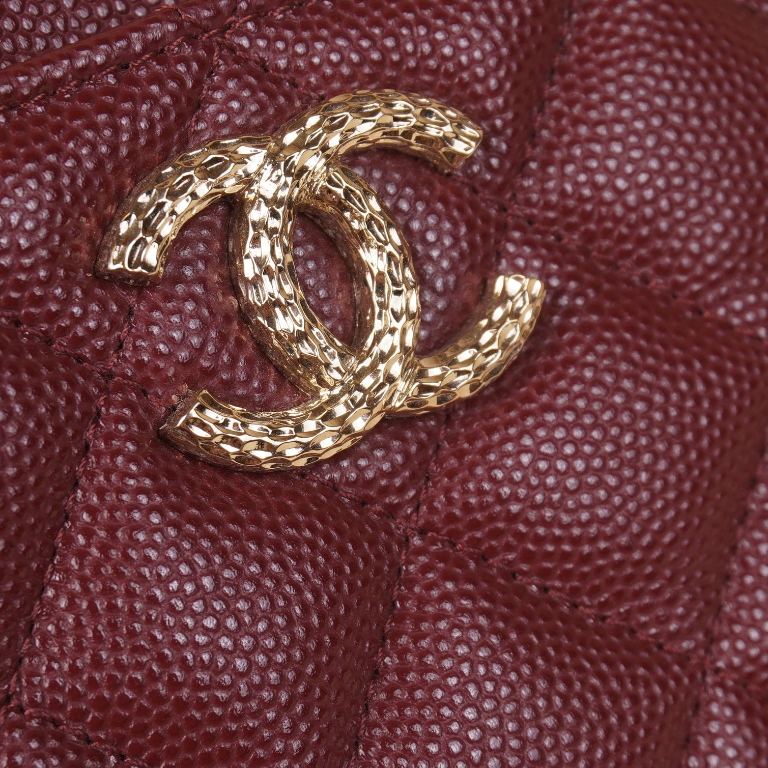 PRE-OWNED CC Caviar Quilted Crystal Zip Card Holder Wallet Burgundy