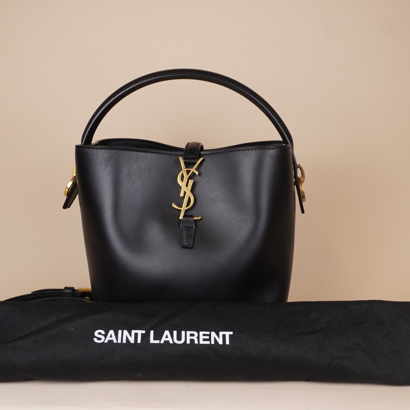 PRE-OWNED Black Shiny Calfskin Leather Small Le 37 Bucket Bag